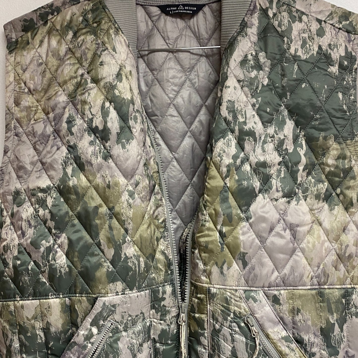 Alpine Design Mens Insulated Vest Print Sycamore Tree Moss ADM22493P BRAND NEW