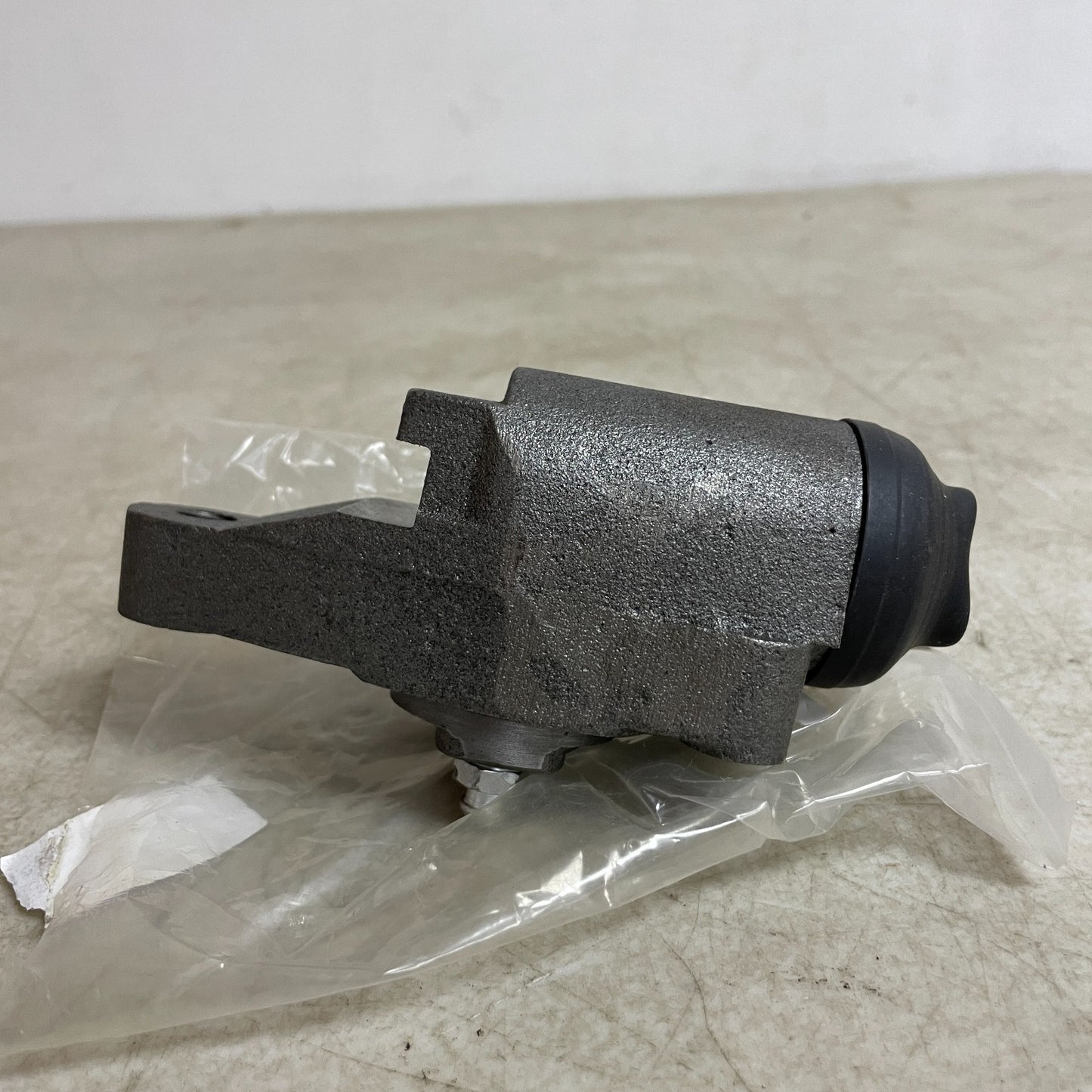 Carquest Wearever Drum Brake Wheel Cylinder WCA8852 1-1/8" Bore Silver Front