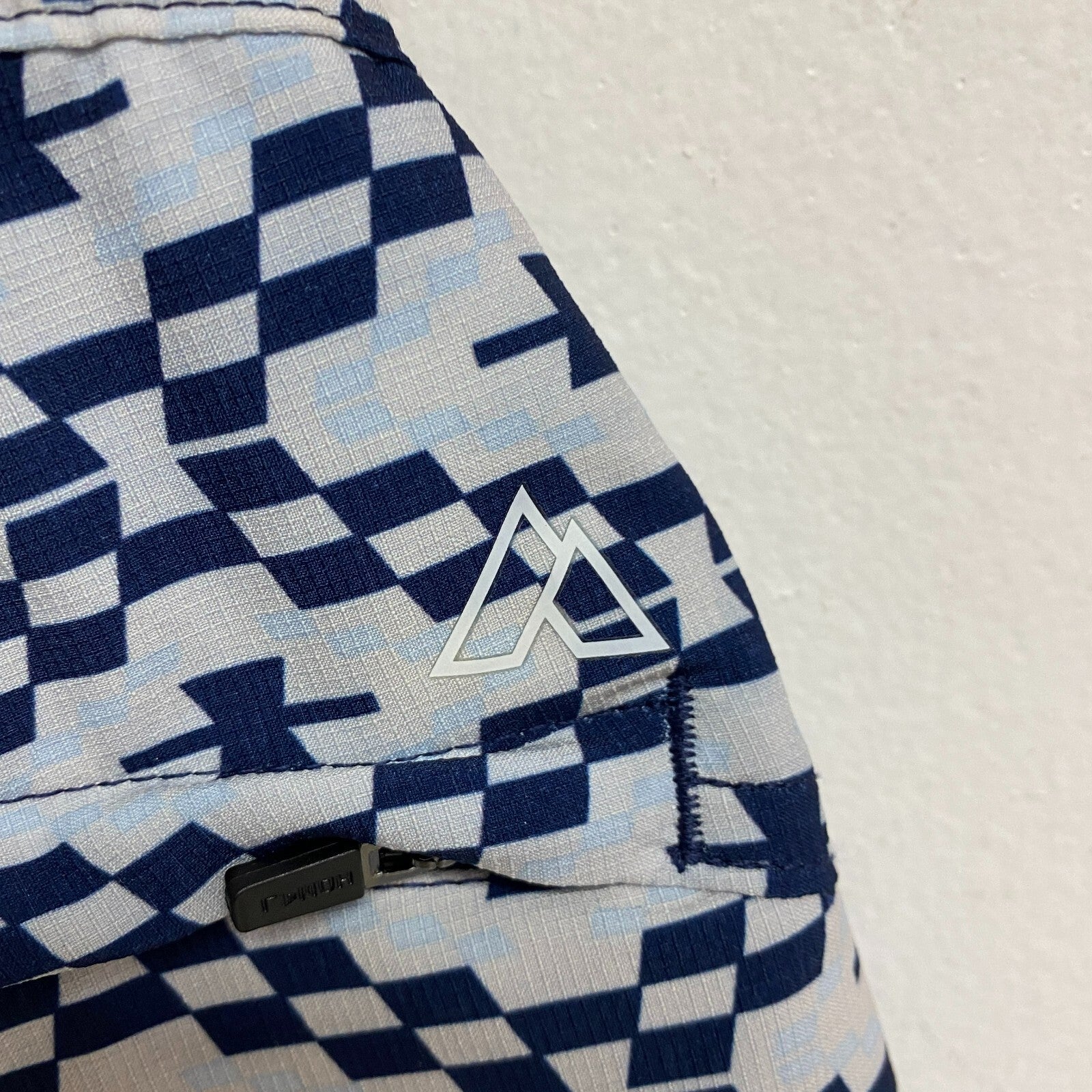 Alpine Design Menâs Active 5â Pull On Short White / Geo Print ADM13801P