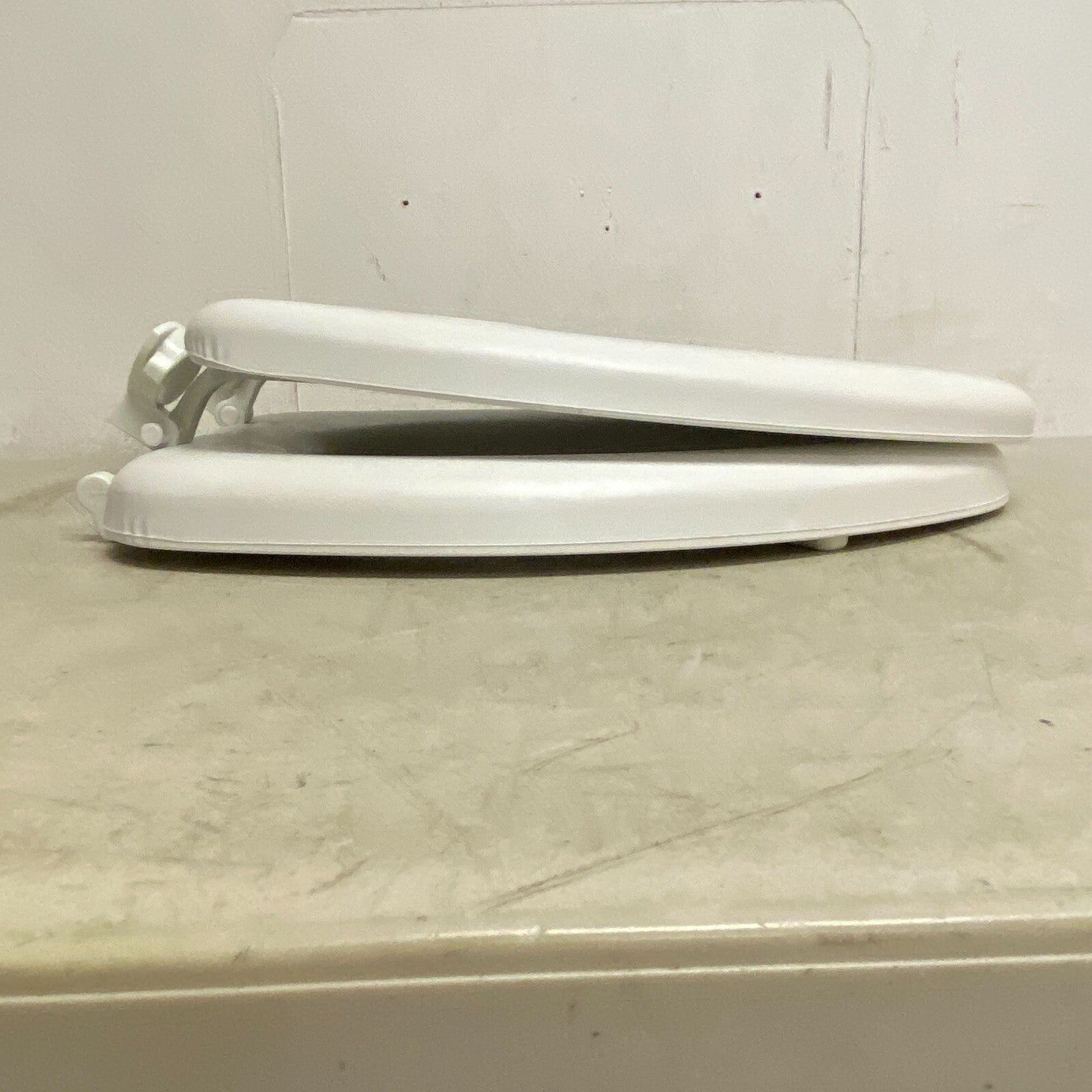 Mayfair Seat Fastening System Never Loosens 3649425 White Toalette Seat