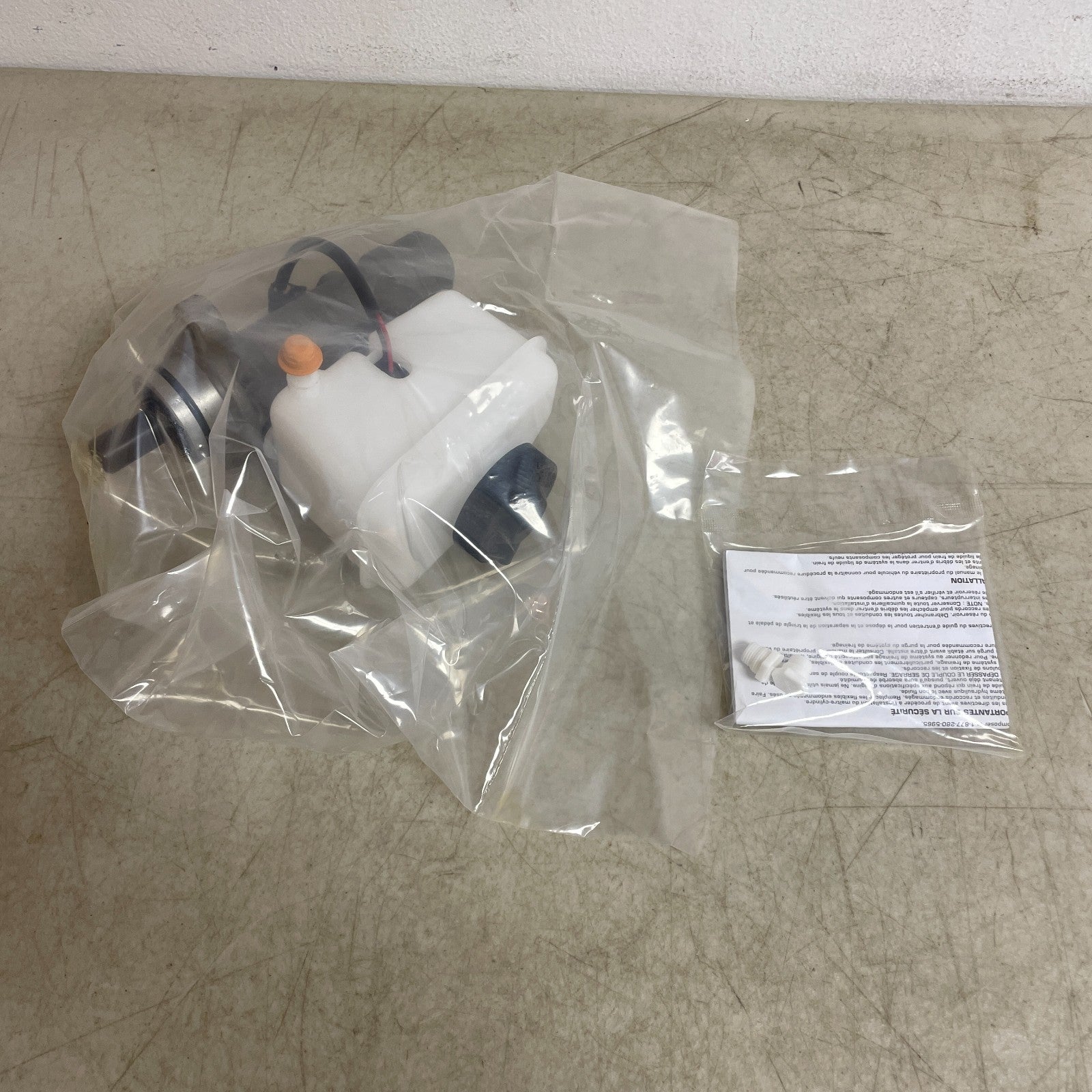 Carquest Wearever Brake Master Cylinder MCA630016 w/ Reservoir