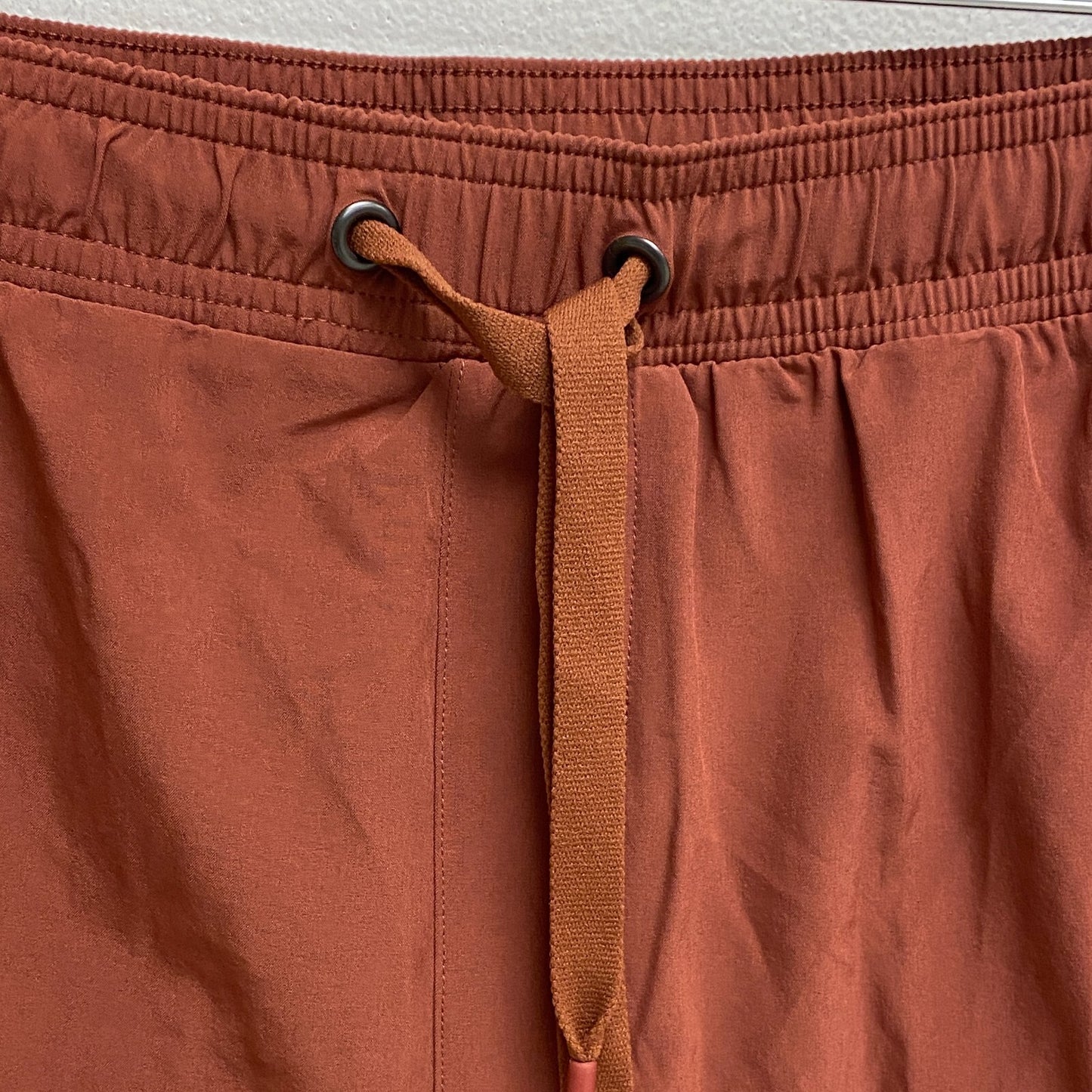 VRST Men's 7"  Relaxed Fit For Every Activity All In Short Brick Rust MAX232405