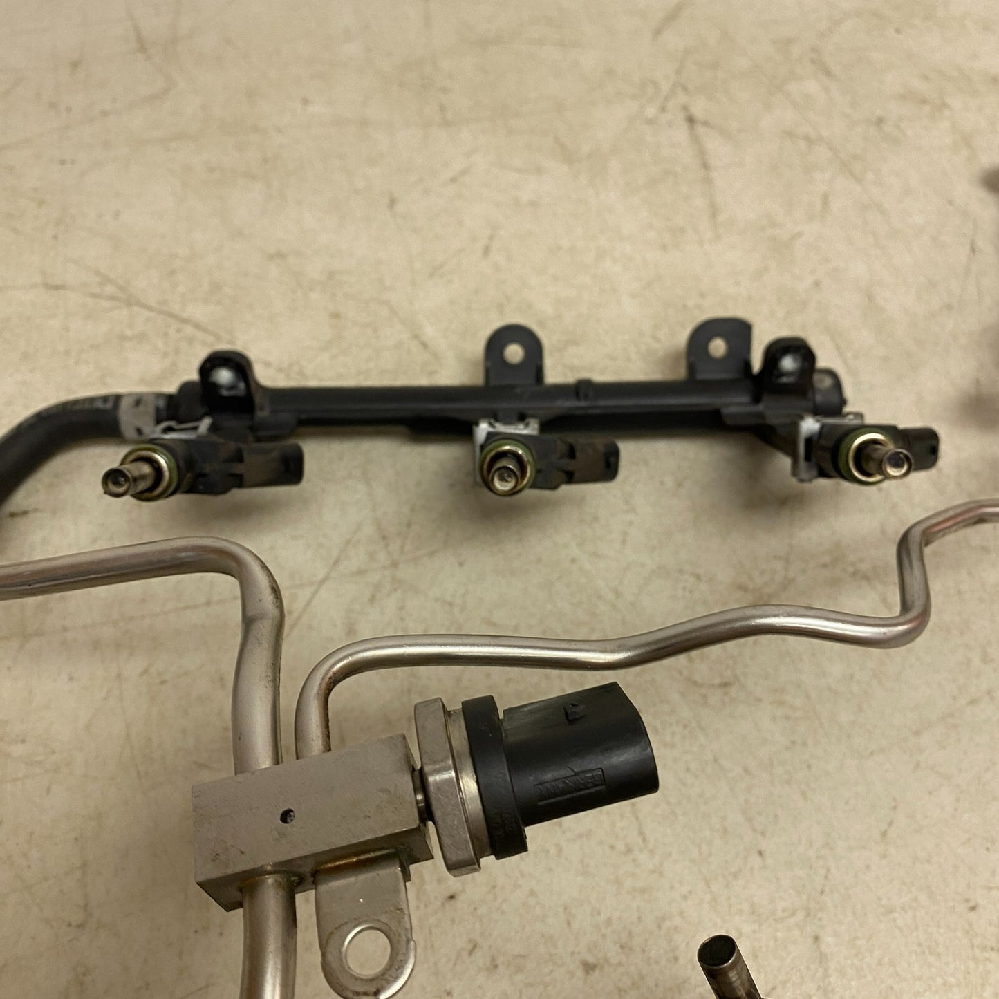 Audi Fuel Supply Distribution Distributor Pipe Line Tube Assem 06E127509AE