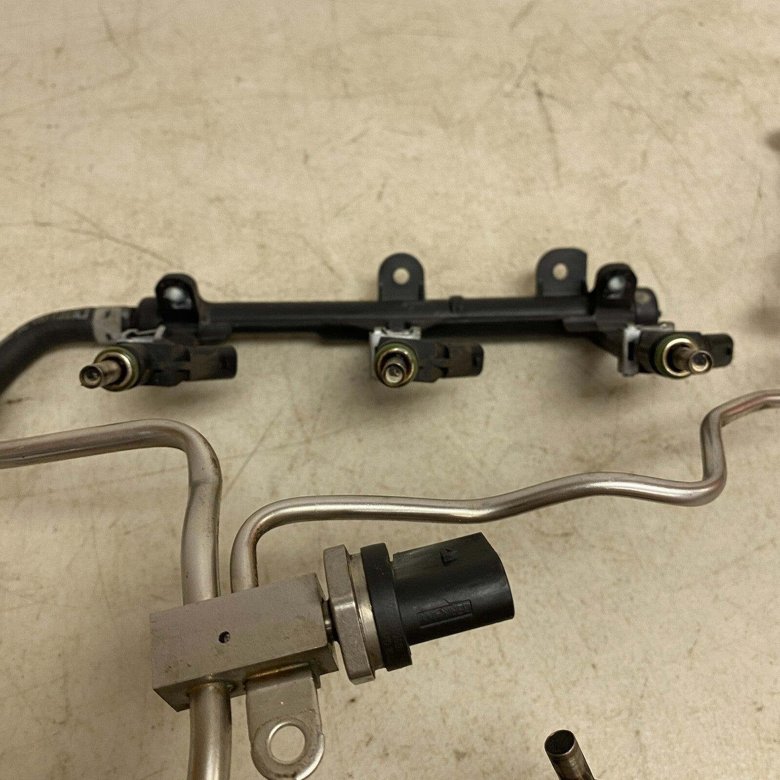 Audi Fuel Supply Distribution Distributor Pipe Line Tube Assem 06E127509AE