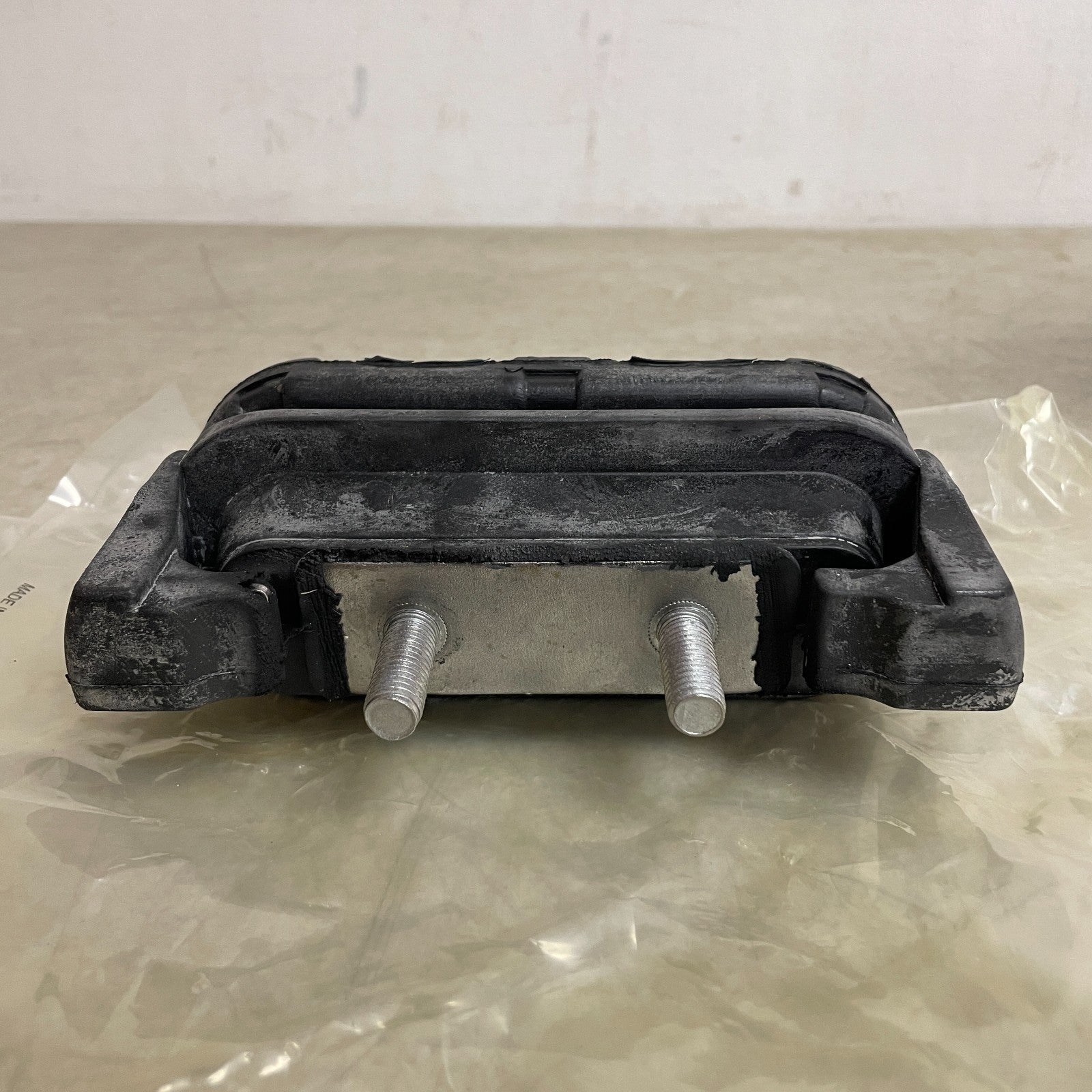 Carquest 2933 Front Right Engine Mount for Chevy Malibu 97–03 & Alero 99–04