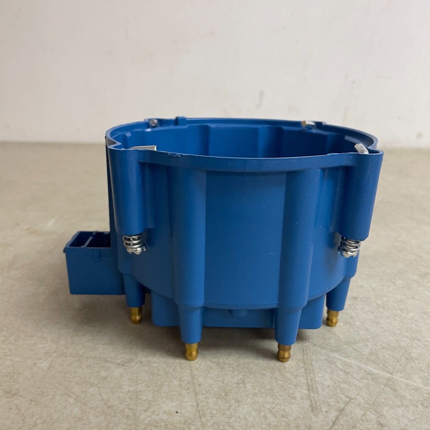 Blue Streak DR-450 Distributor Cap by Standard Motor Products One Size