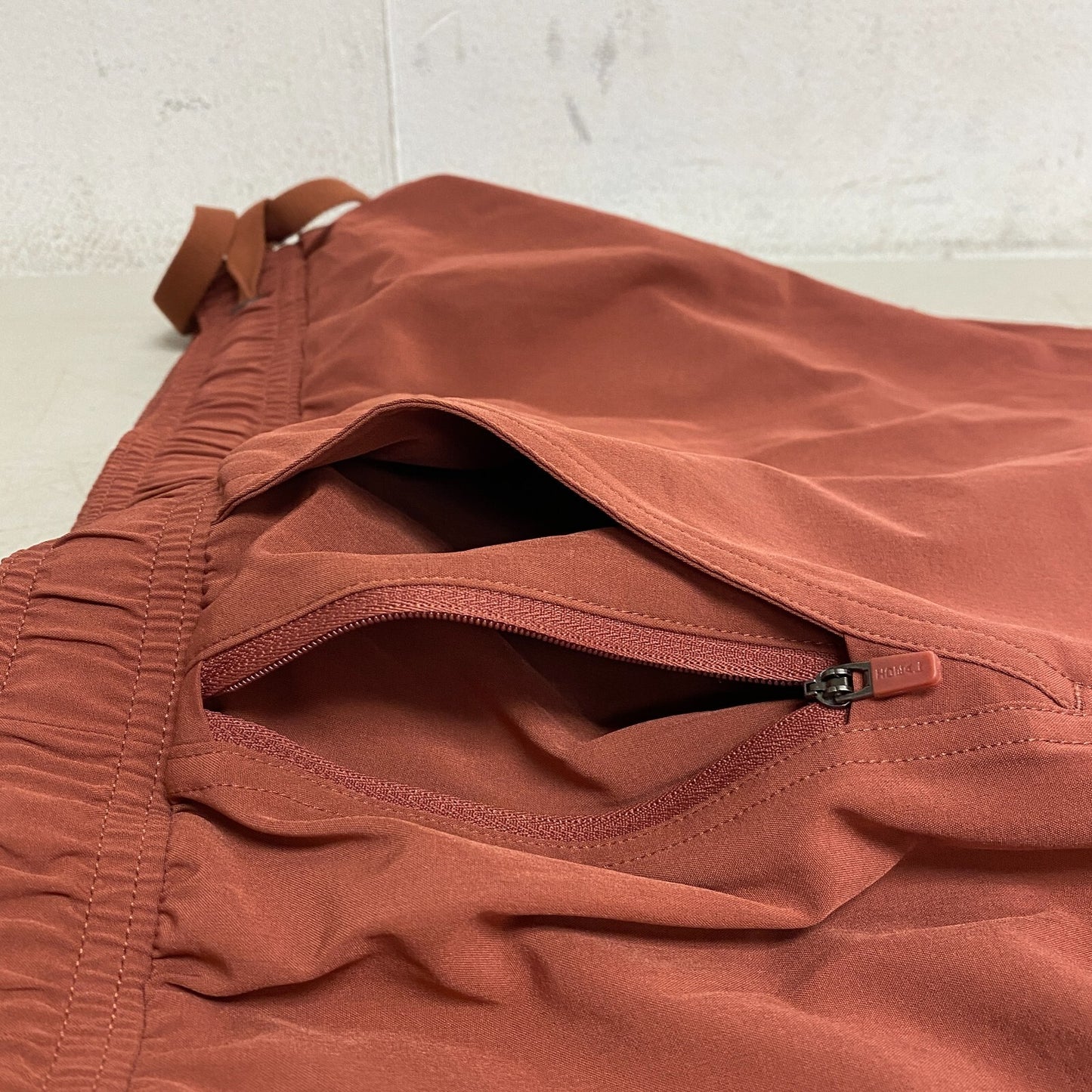 VRST Men's 7"  Relaxed Fit For Every Activity All In Short Brick Rust MAX232405