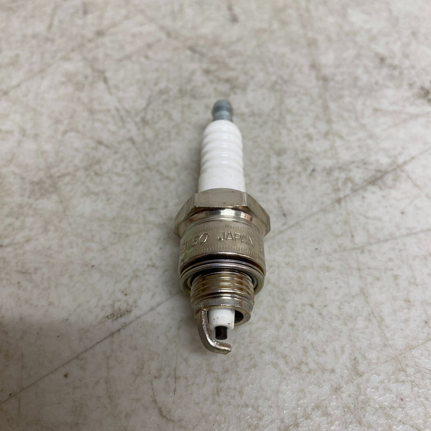 DENSO W9PR-U15 Standard U-Groove Spark Plug 5041 Buick LeSabre 1968-1985