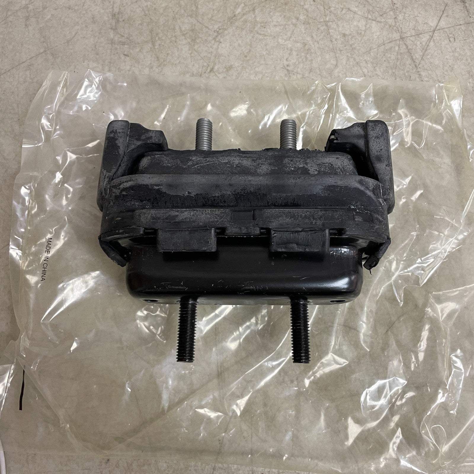 Carquest 2933 Front Right Engine Mount for Chevy Malibu 97–03 & Alero 99–04