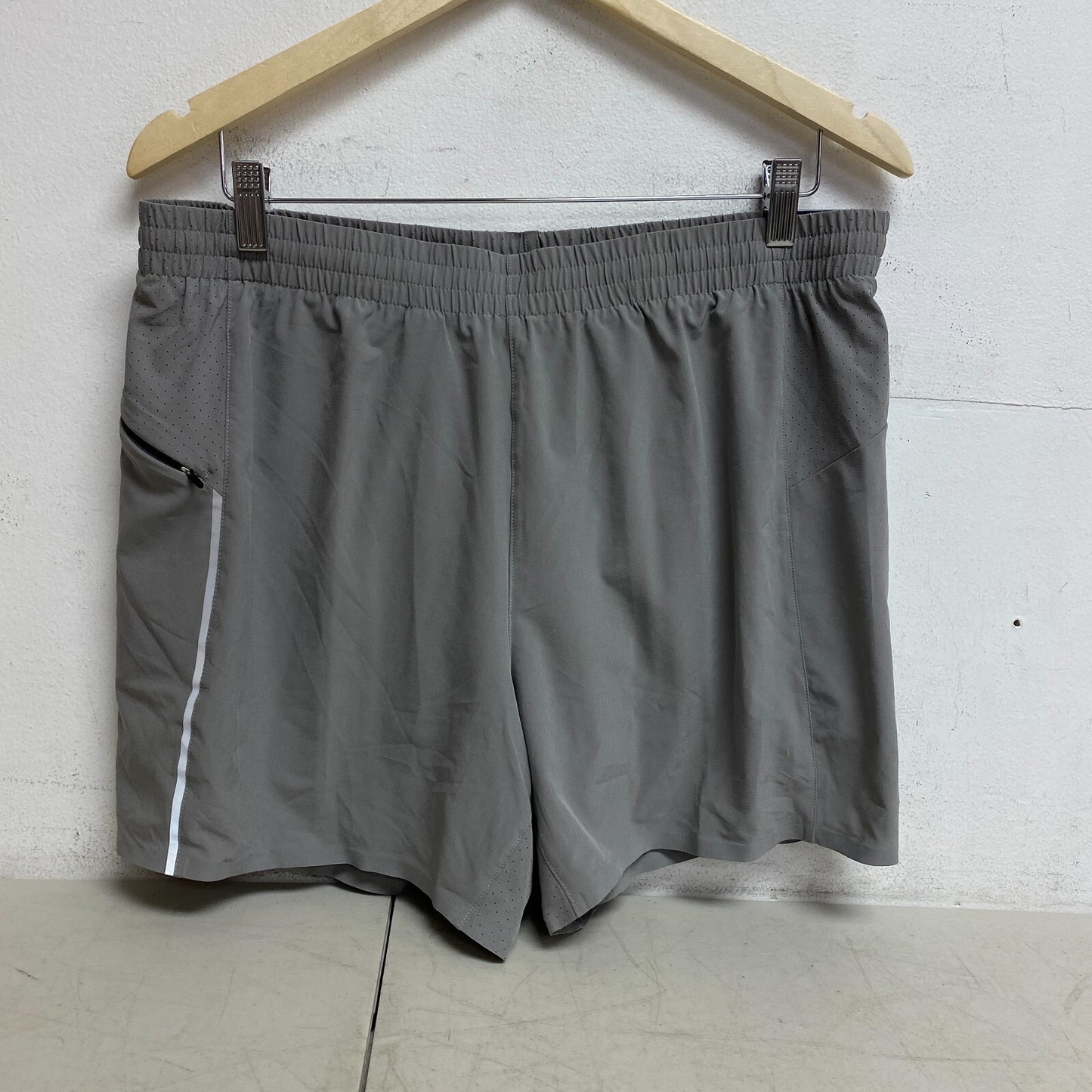 VRST Men's 5â Relaxed Fit Running Accelerate Short  Silver Shadow MAX2315055