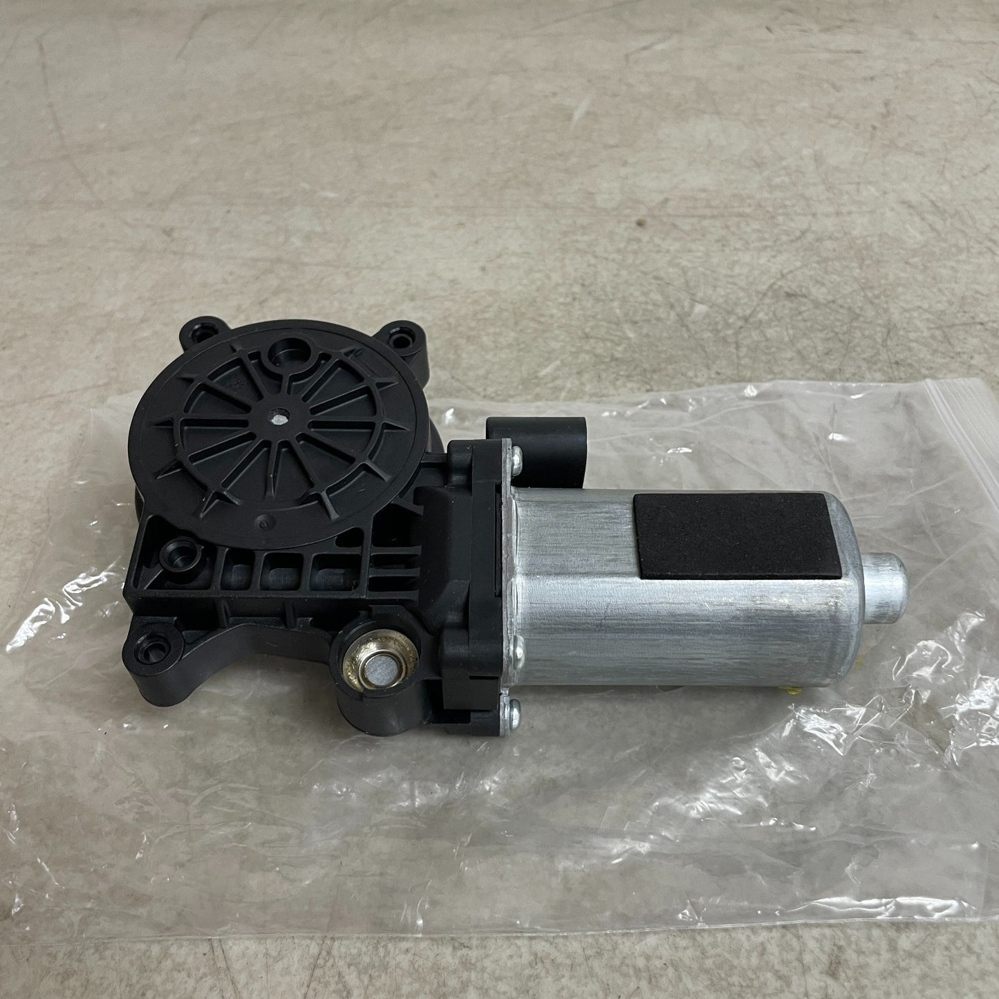 Cardone 82-3005 Power Window Motor New 2-Terminal OE Replacement for BMW/Ford