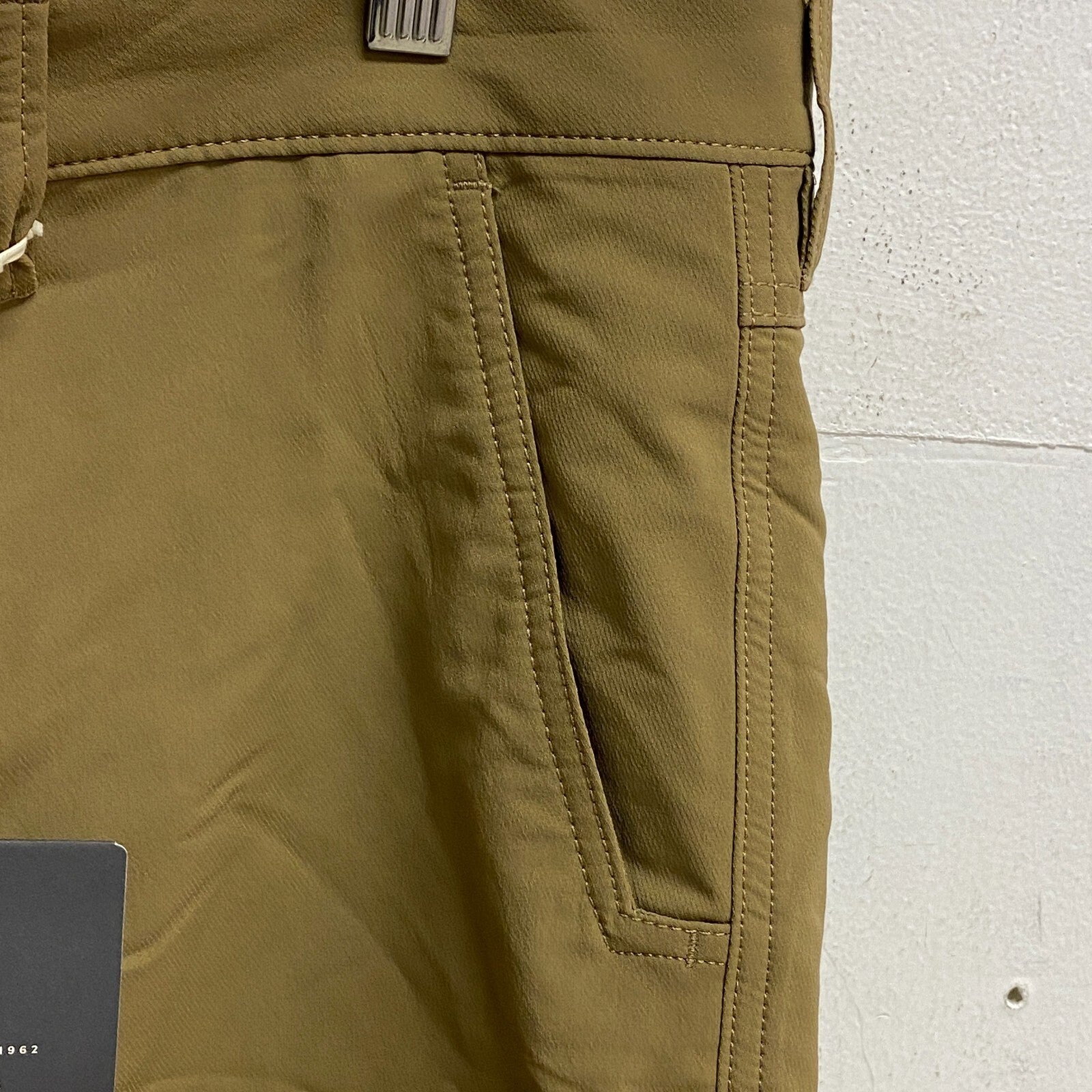 Alpine design Men's Flat Front Trailhead Tech Short Ermine ADM11803 Brand New