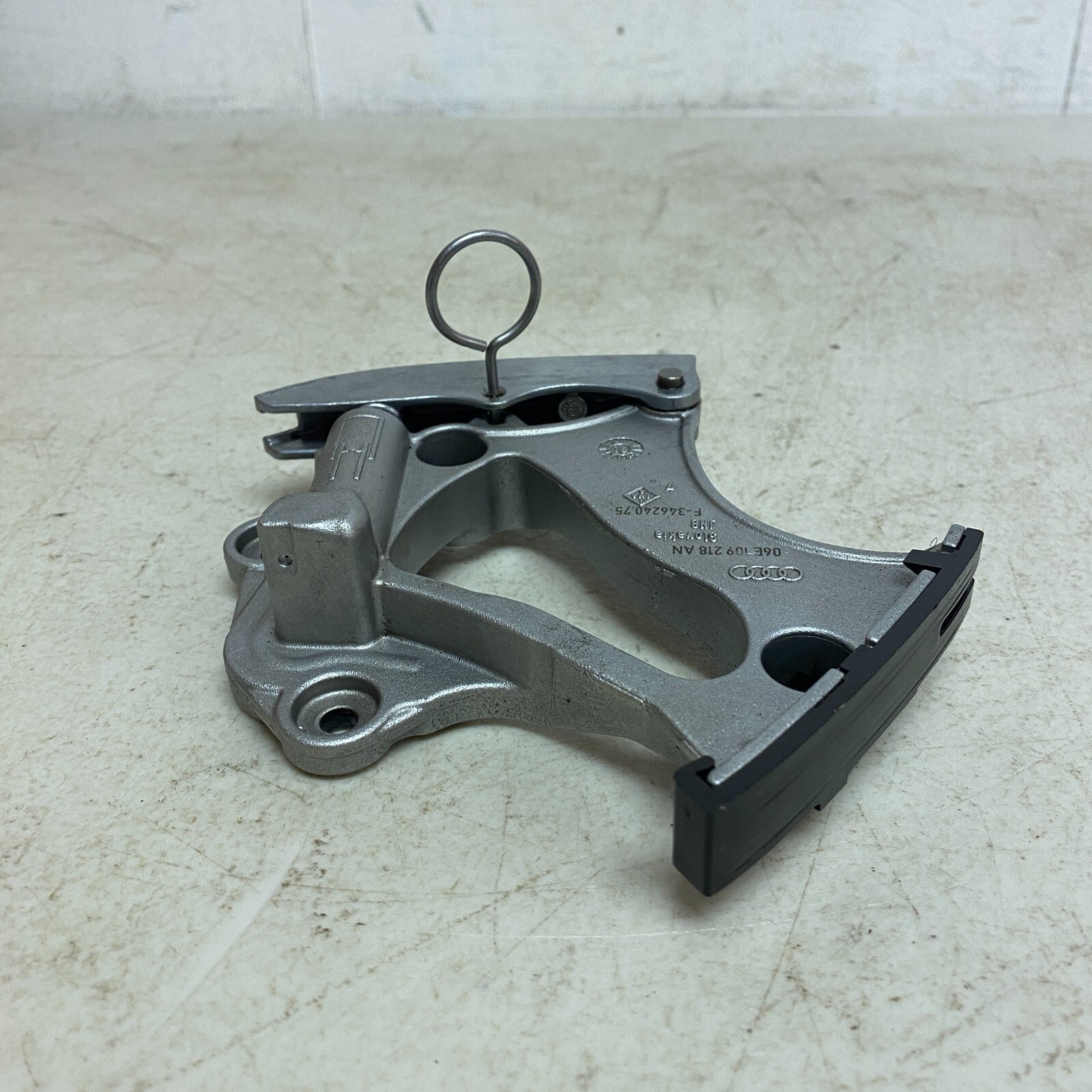 Audi 3.0T Right Timing Chain Tensioner Fit For VW Touareg AUDI A4 Q5 Q7 06E 109