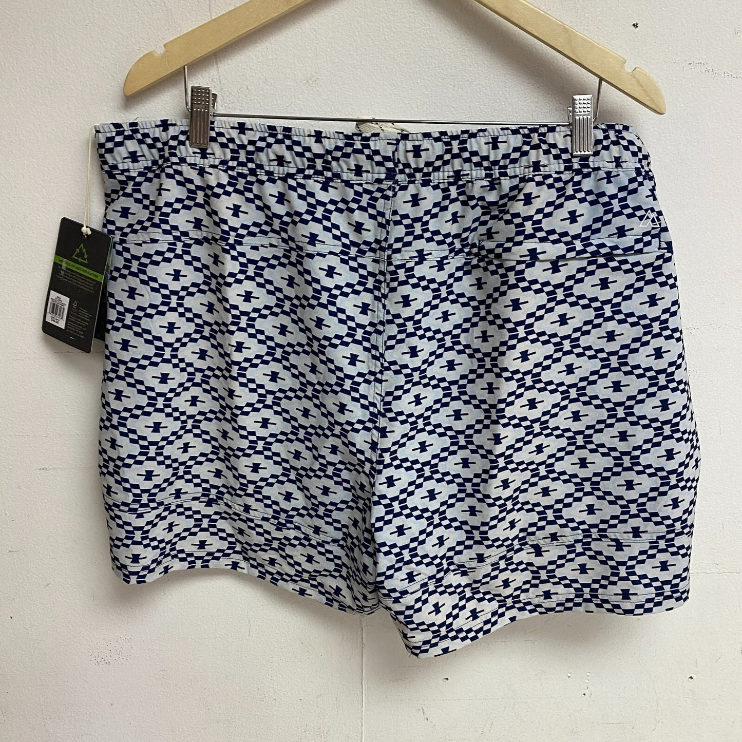 Alpine Design Menâs Active 5â Pull On Short White / Geo Print ADM13801P