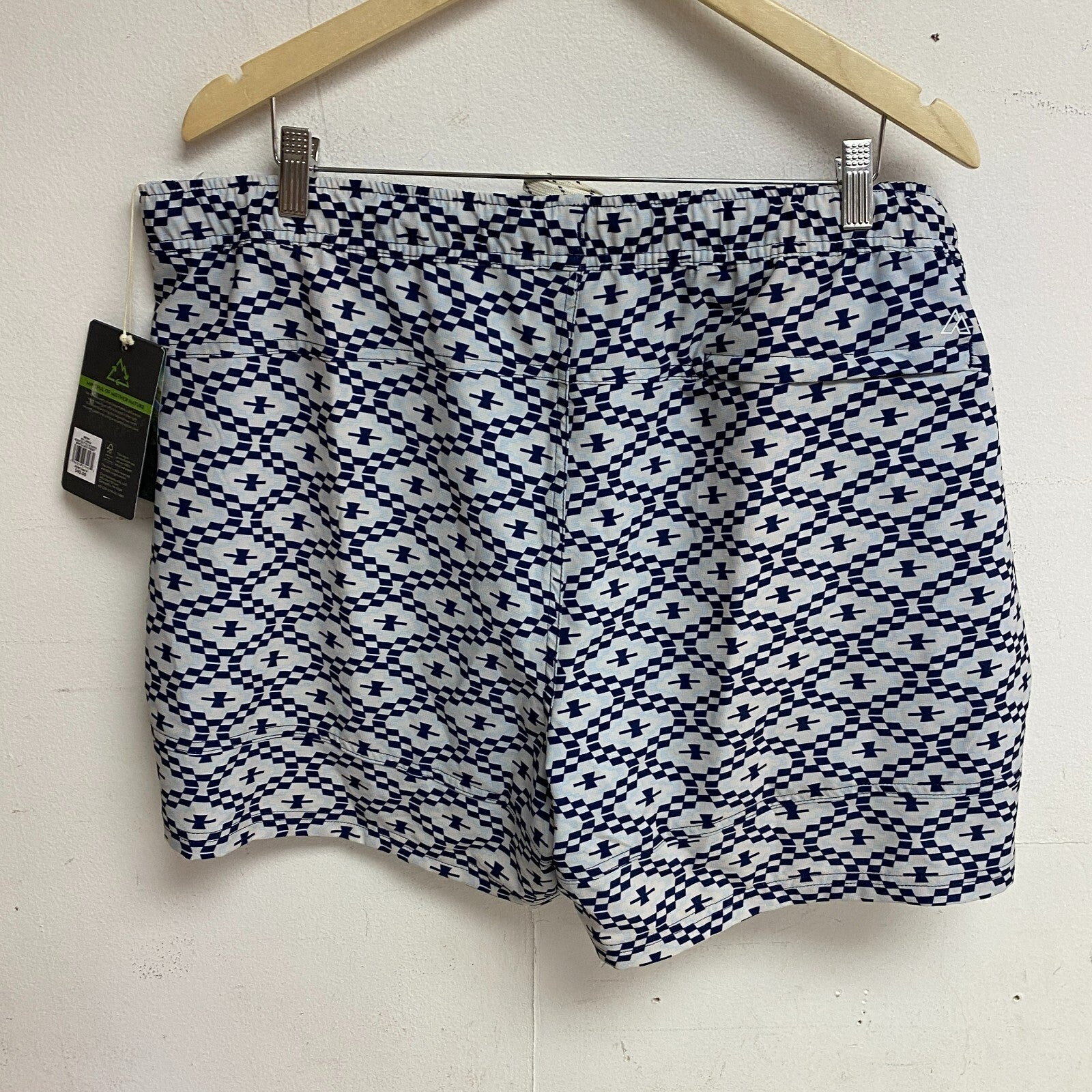 Alpine Design Menâs Active 5â Pull On Short White / Geo Print ADM13801P