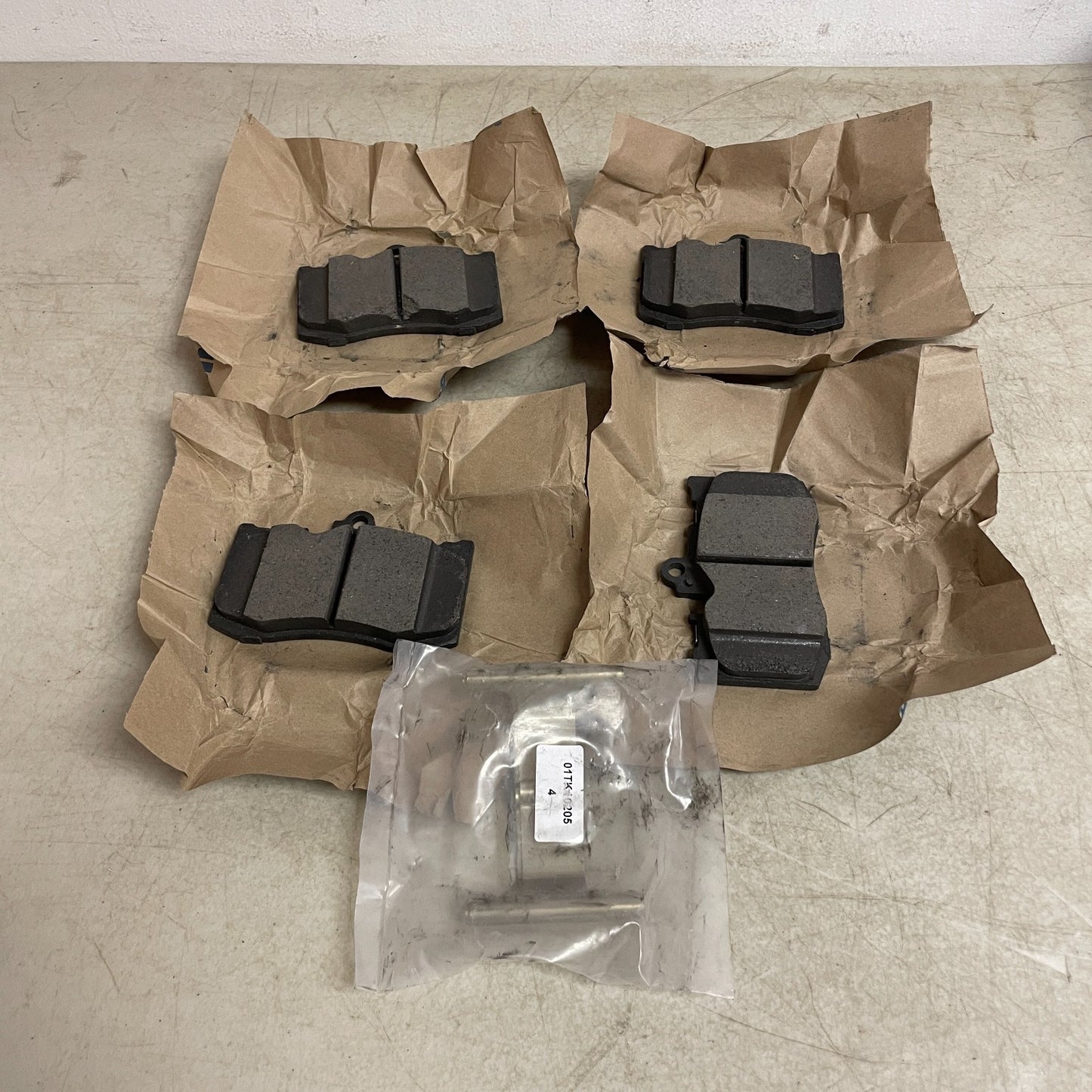 Bendix CFC1586 Priority One Ceramic Front Brake Pads Copper-Free Disc Brake Set