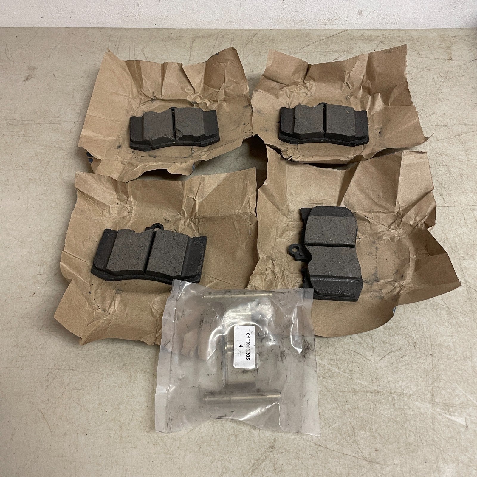 Bendix CFC1586 Priority One Ceramic Front Brake Pads Copper-Free Disc Brake Set