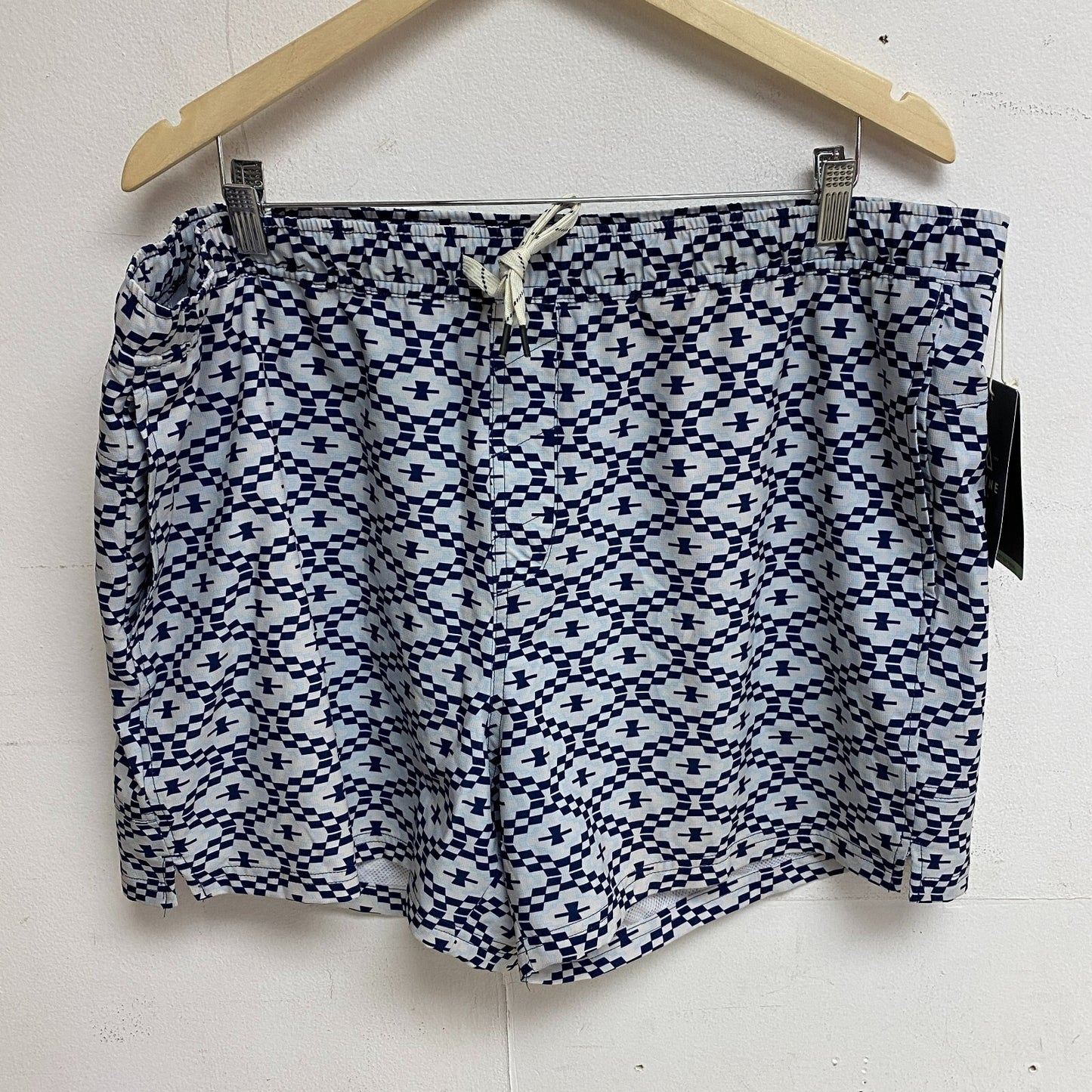 Alpine Design Menâs Active 5â Pull On Short White / Geo Print ADM13801P