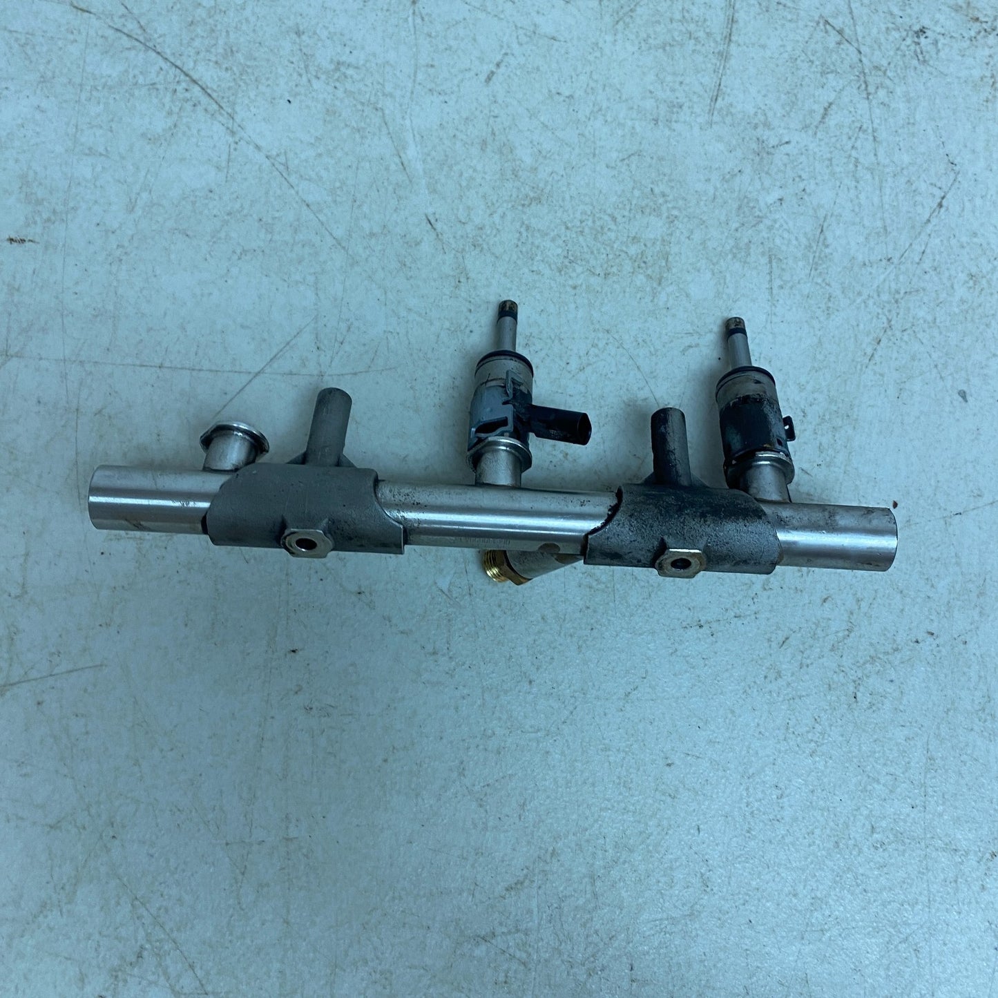 Audi 2016-2018 AUDI A7 QUATTRO 3.0L - Right FUEL RAIL / PIPE 06E130090AJ