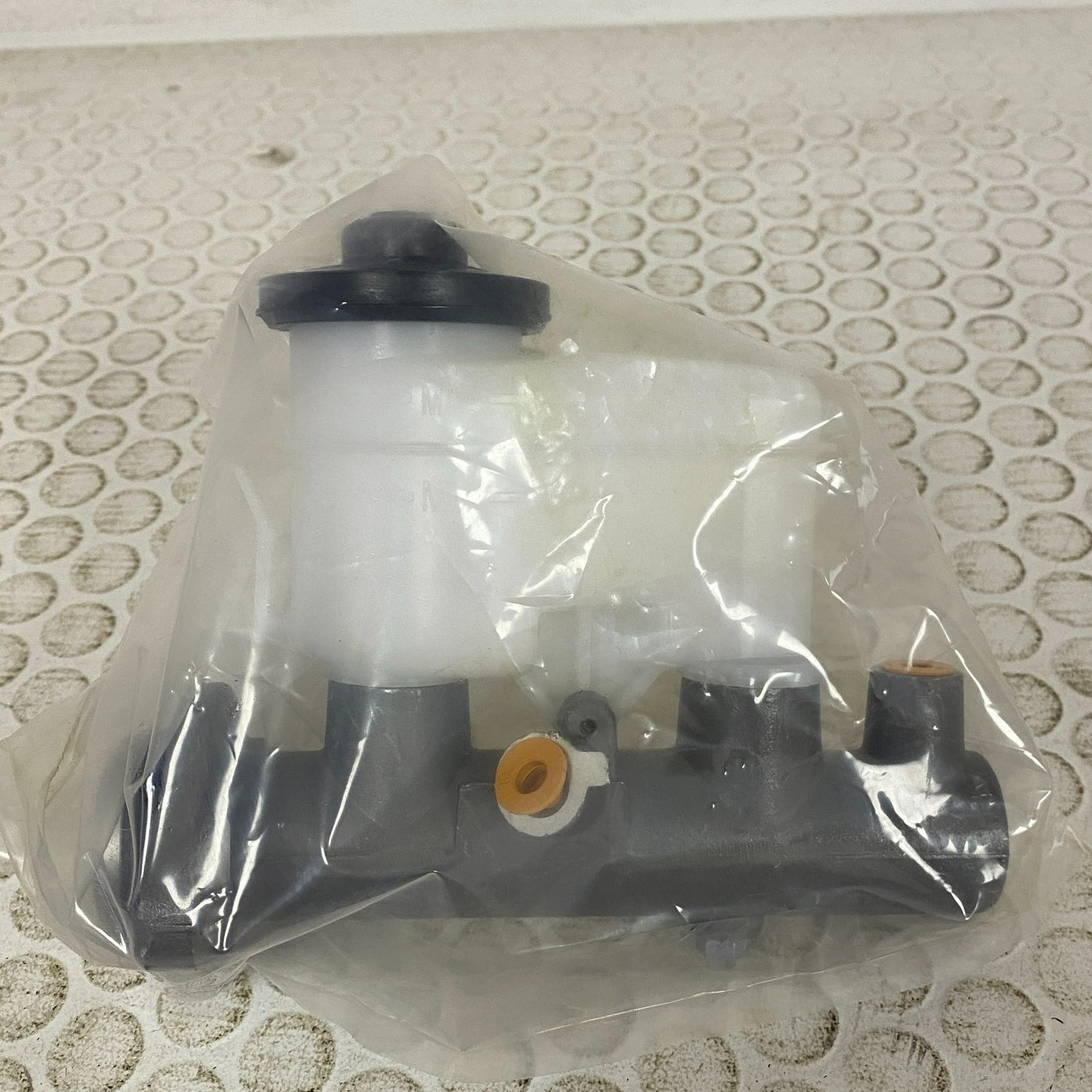 CARQUEST Brake Master Cylinder w Reservoir Aluminum 875″ Bore MCA390351