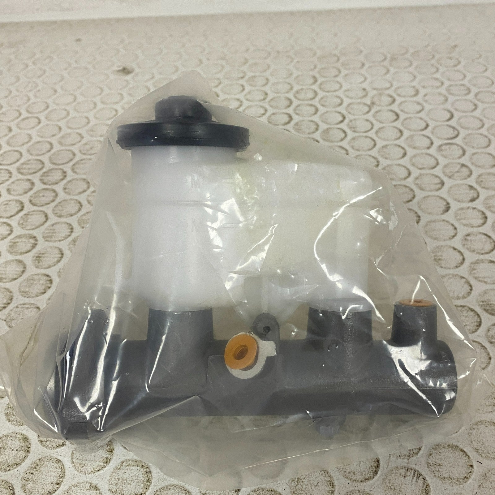 CARQUEST Brake Master Cylinder w Reservoir Aluminum 875″ Bore MCA390351