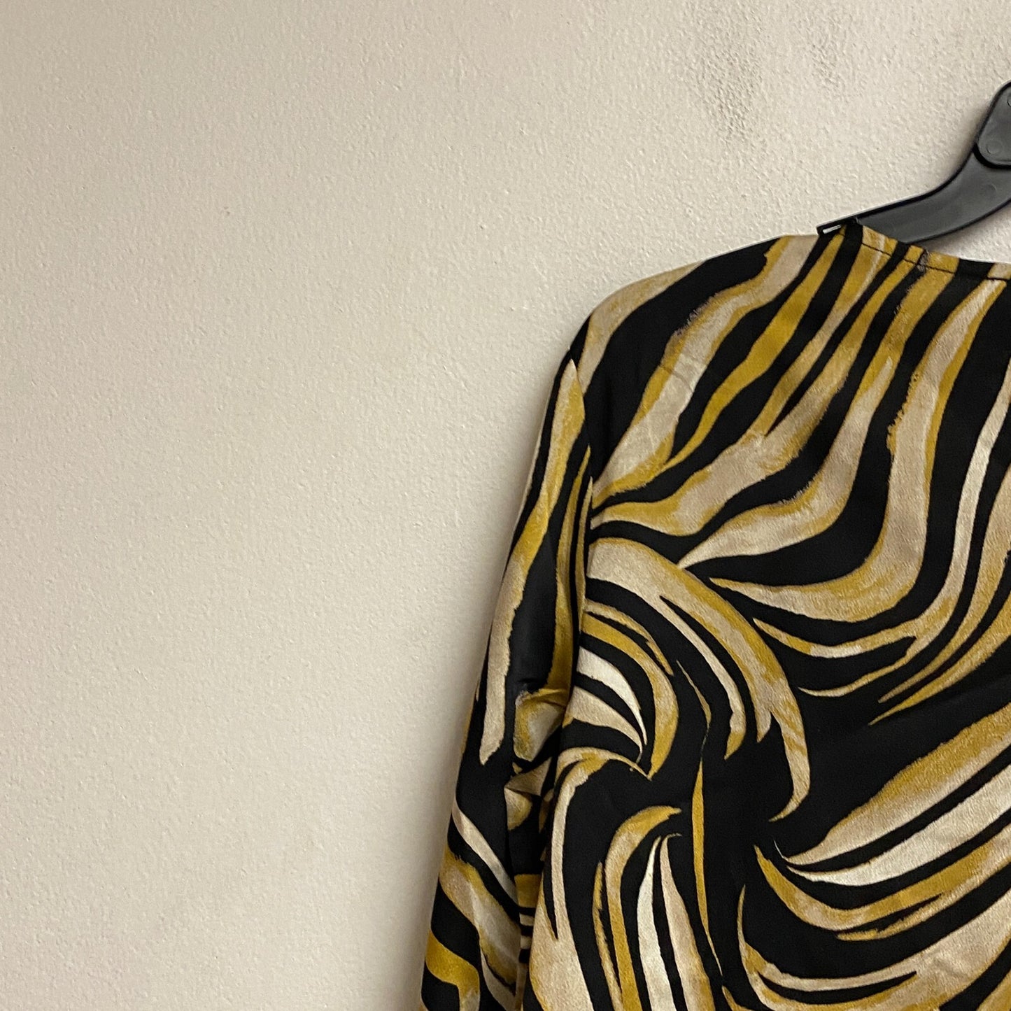 Black Label Women's Split Crew Neck Long Sleeve Size Small Color: Black Marigold