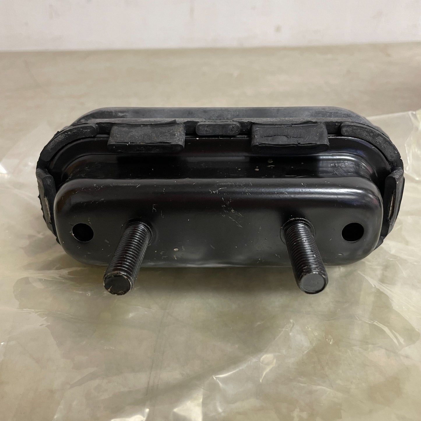 Carquest 2933 Front Right Engine Mount for Chevy Malibu 97–03 & Alero 99–04