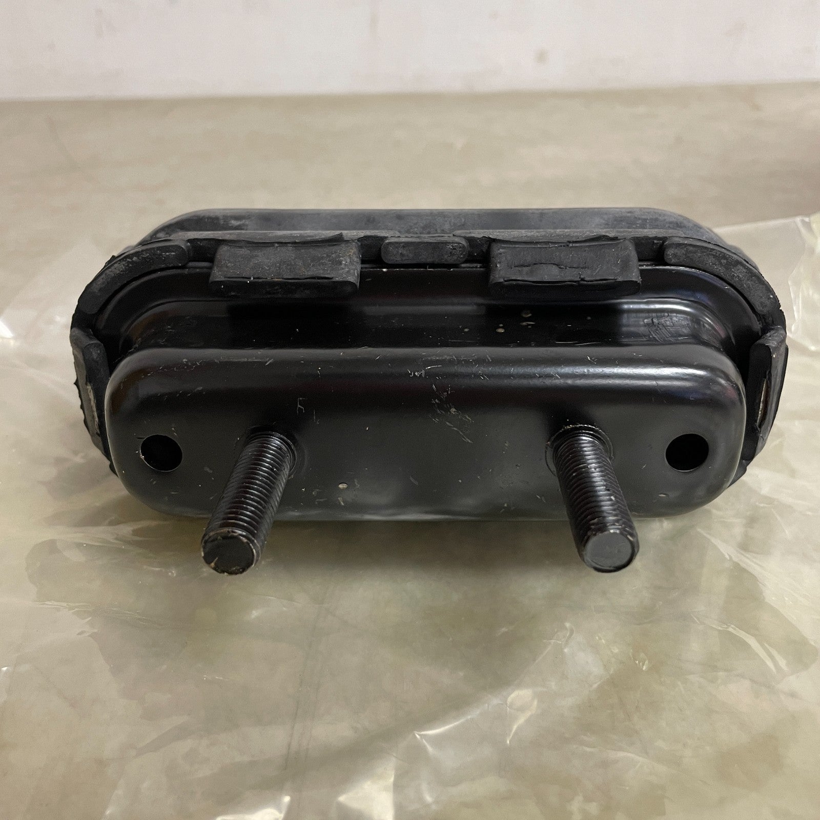 Carquest 2933 Front Right Engine Mount for Chevy Malibu 97–03 & Alero 99–04