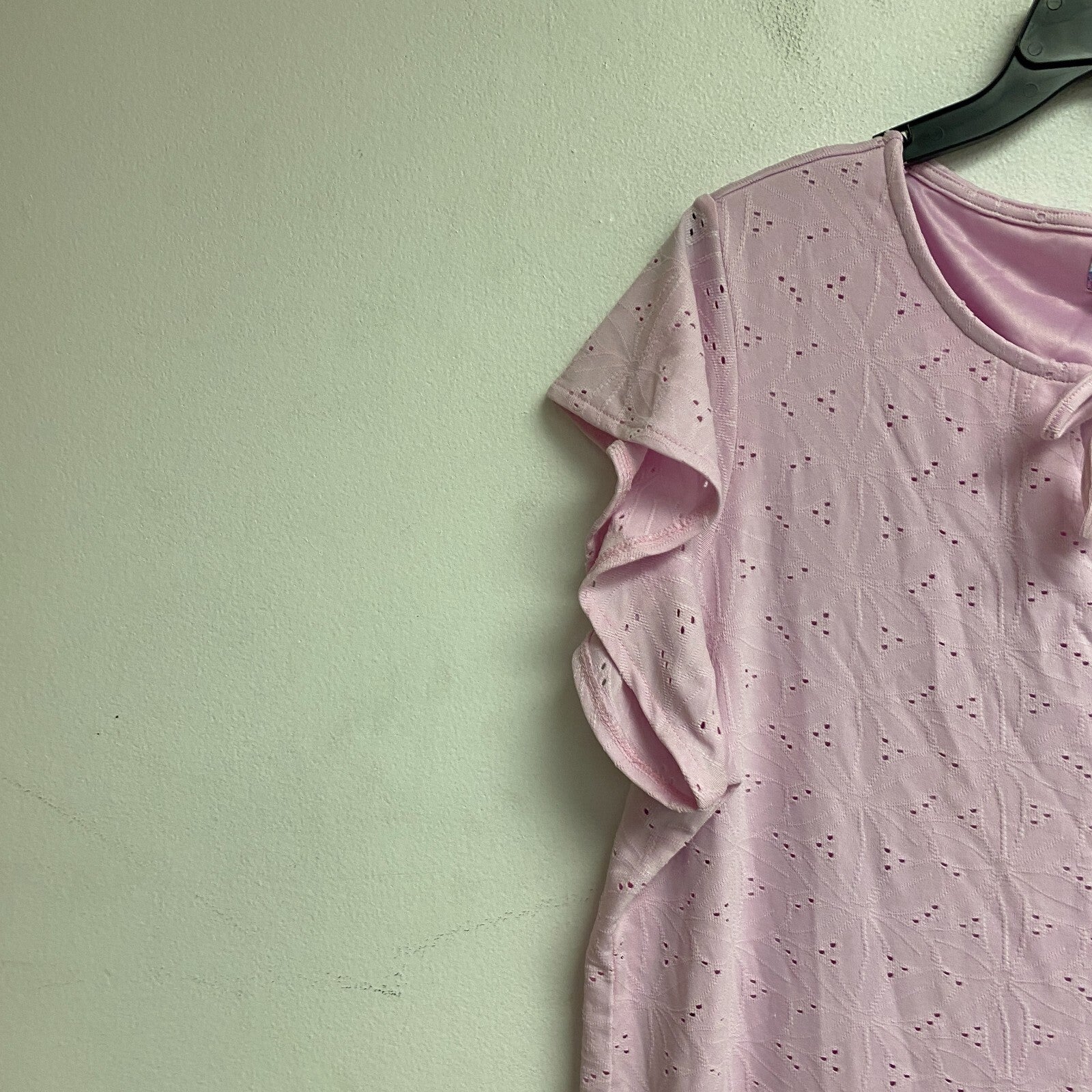 Stella Parker Women's Eyelet Flutter Sleeve Dress Size Large Color: Calm Pink