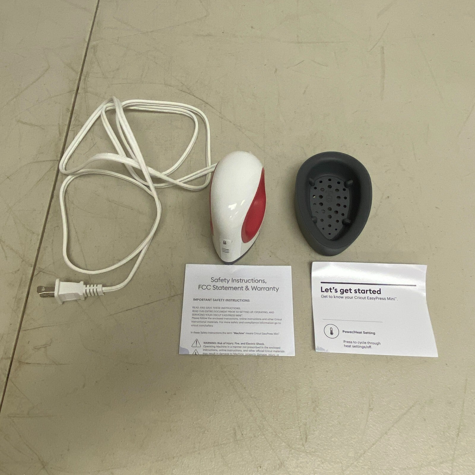 Cricut EasyPress Mini™, Raspberry - Compact Handheld Heat Press 4"x3.5"