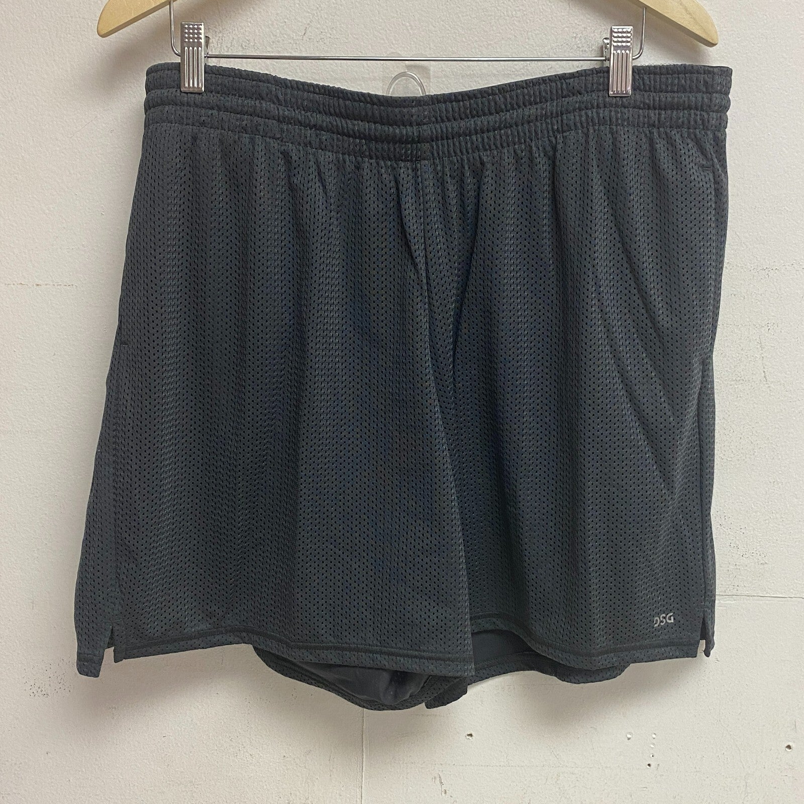 DSG Women's 7â Mesh Shorts with Pockets Carbon Grey Relaxed Mid-Rise DAW39137M