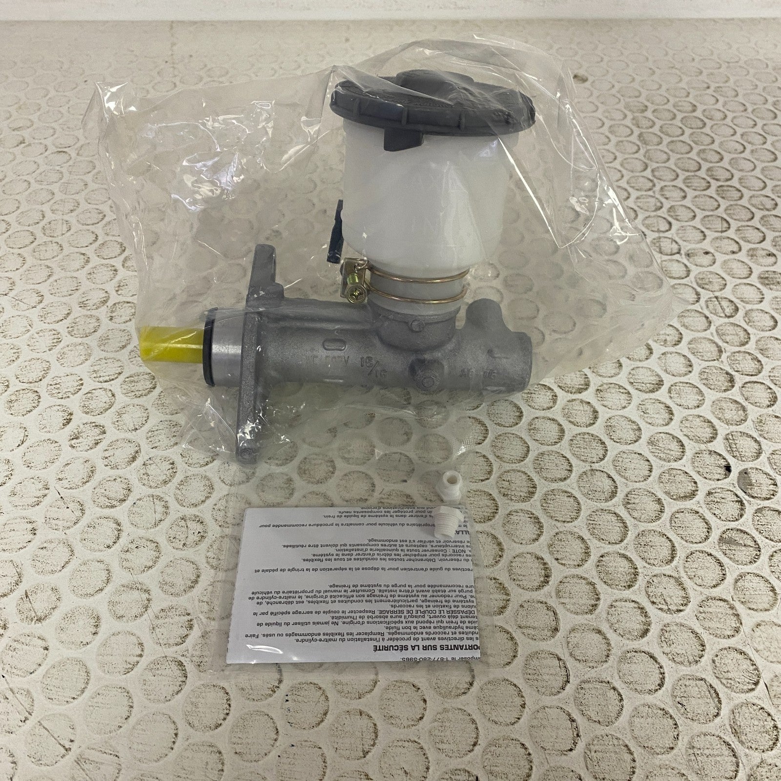 CARQUEST Wearever Brake Master Cylinder 15/16″ Bore w/ Reservoir MCA390044