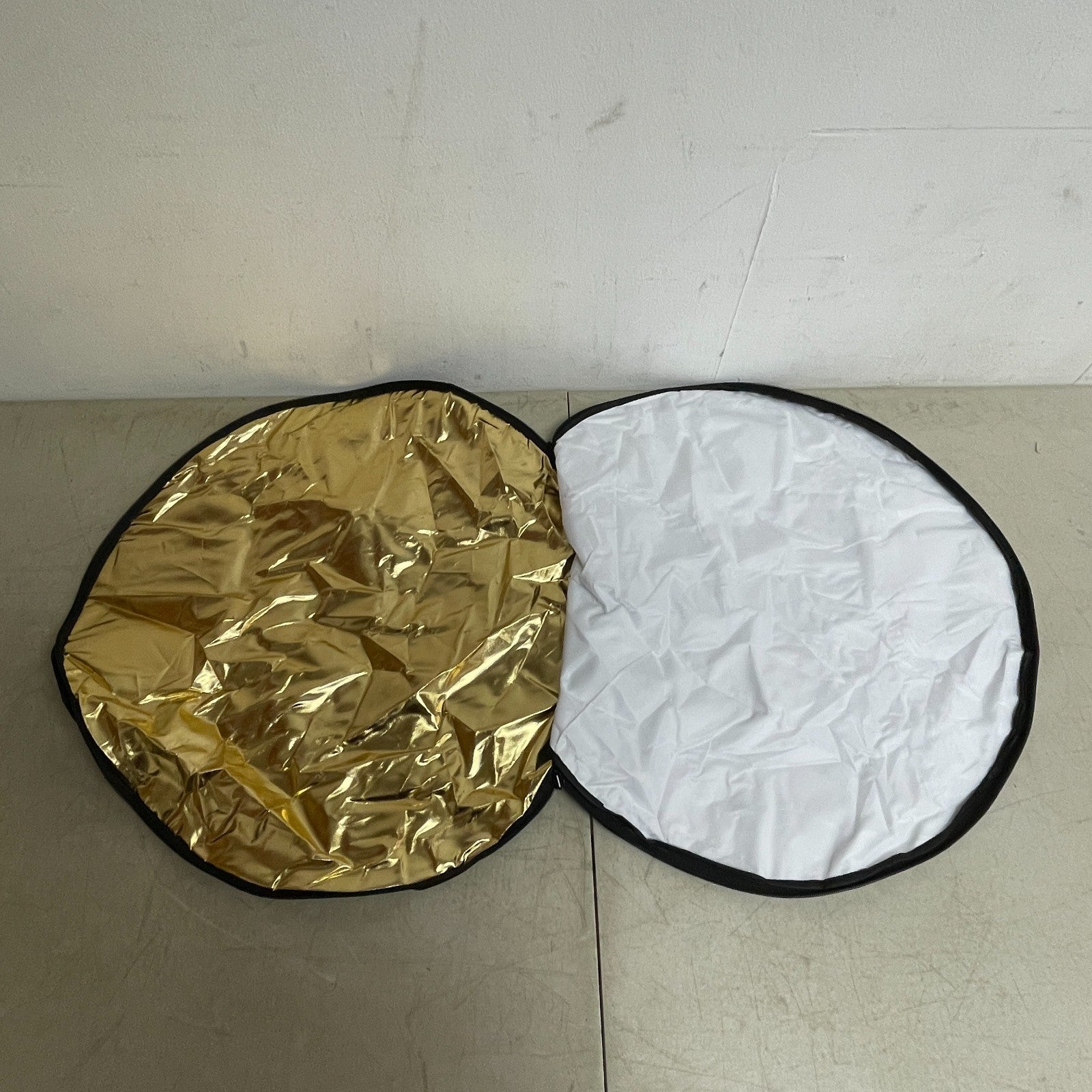 Etekcity 24″ 5‑in‑1 Collapsible Photography Reflector Kit Silver/Gold/White/Bla