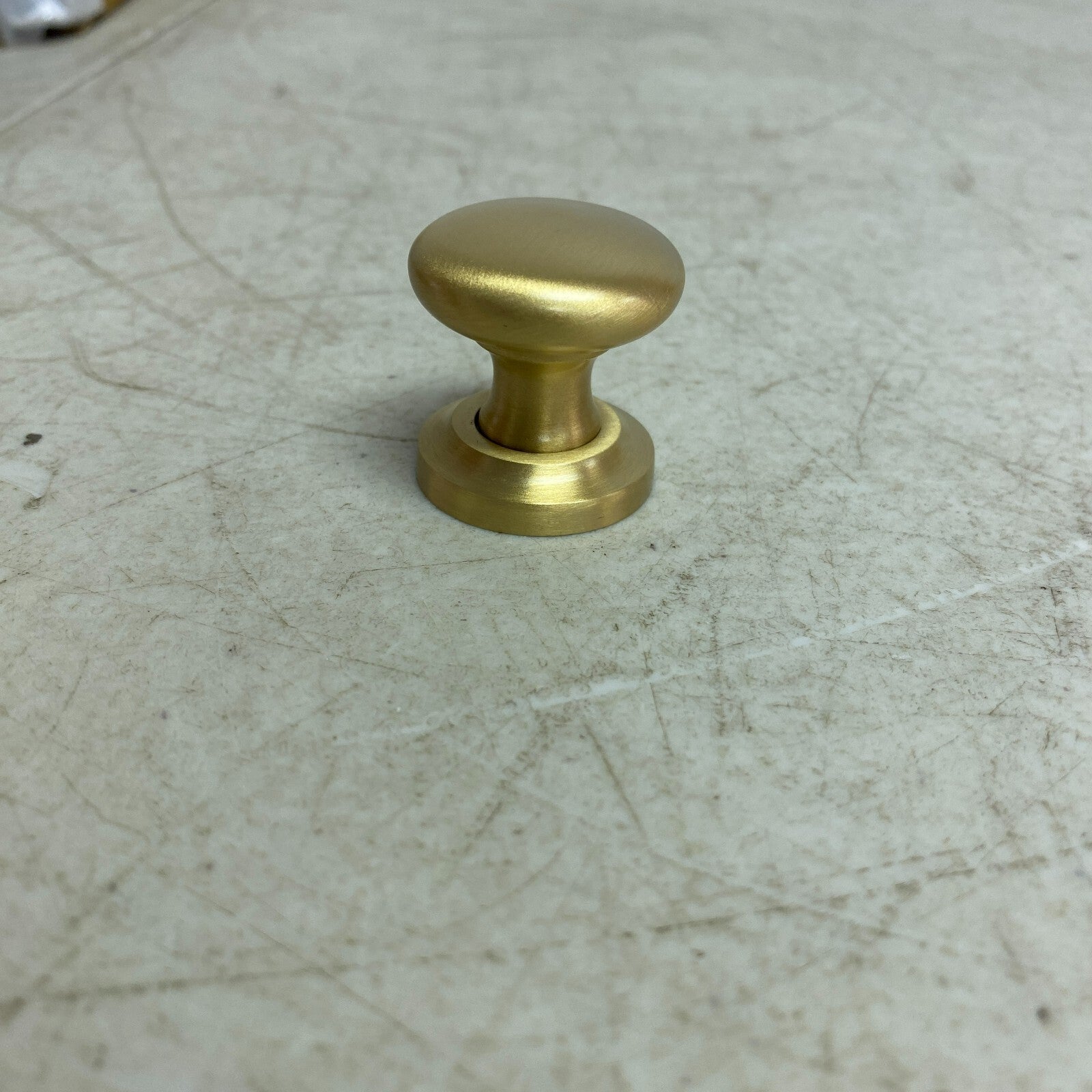SIGNATURE HARDWARE 1-1/4" BRASS ROUD KNOB WITH BEVELED ROUND BASE PLATE- S,,,,,,