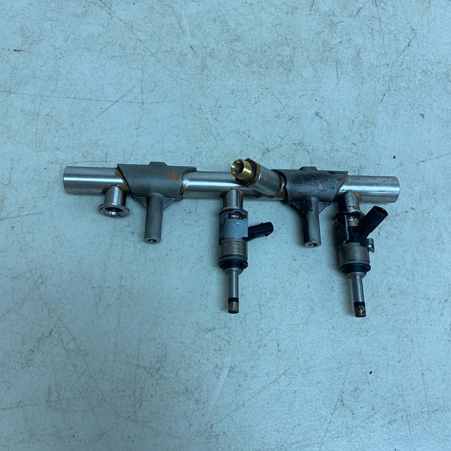 Audi 2016-2018 AUDI A7 QUATTRO 3.0L - Right FUEL RAIL / PIPE 06E130090AJ