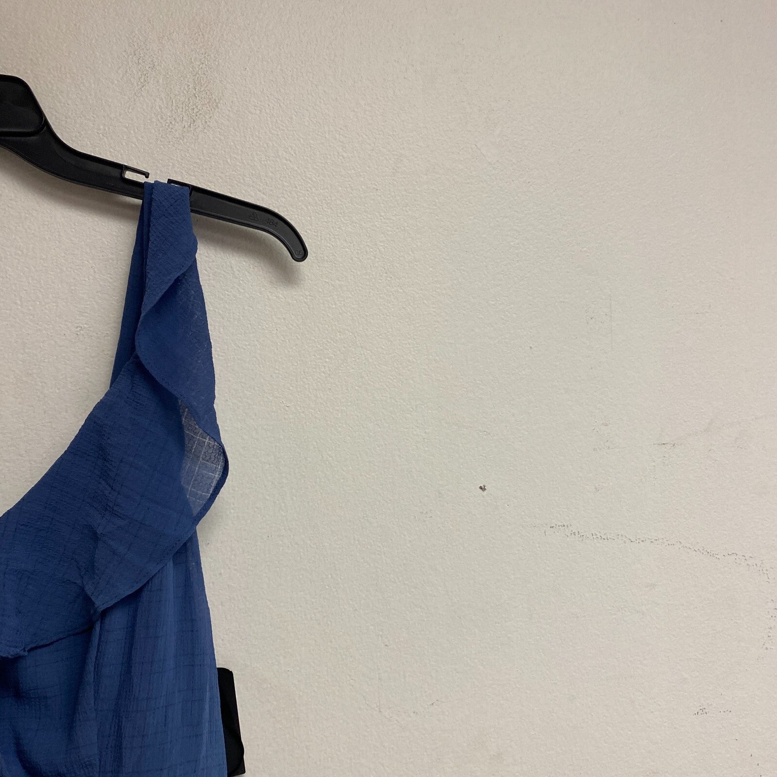 By & By Women's Casual Sheath V-Neck Ruffle Dress Size Large Color: Denim