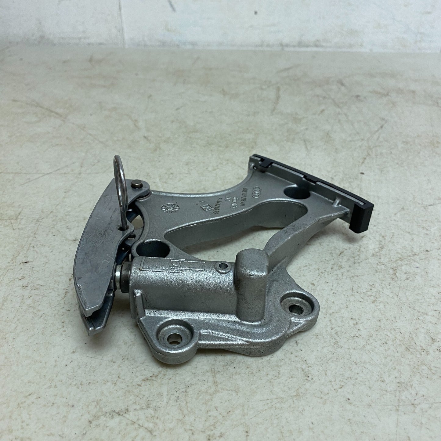 Audi 3.0T Right Timing Chain Tensioner Fit For VW Touareg AUDI A4 Q5 Q7 06E 109