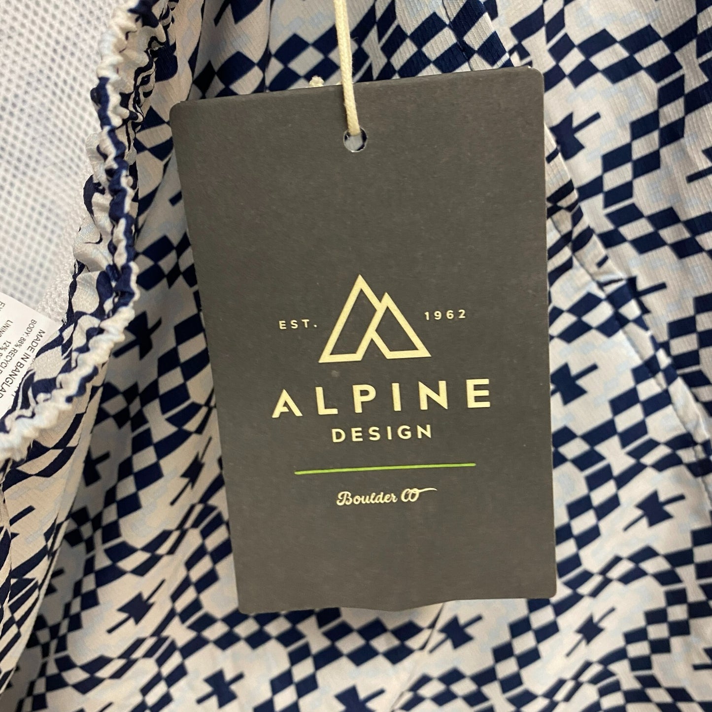 Alpine Design Menâs Active 5â Pull On Short White / Geo Print ADM13801P