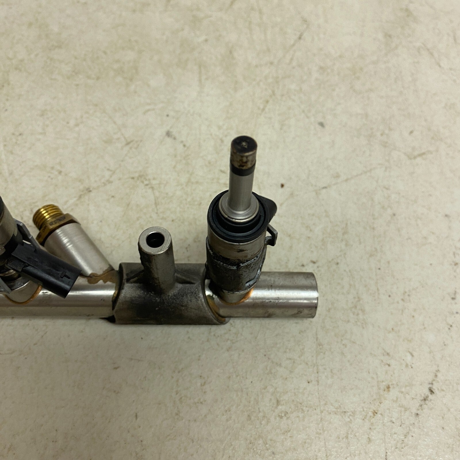 Audi 2016-2018 AUDI A7 QUATTRO 3.0L - Right FUEL RAIL / PIPE 06E130090AJ