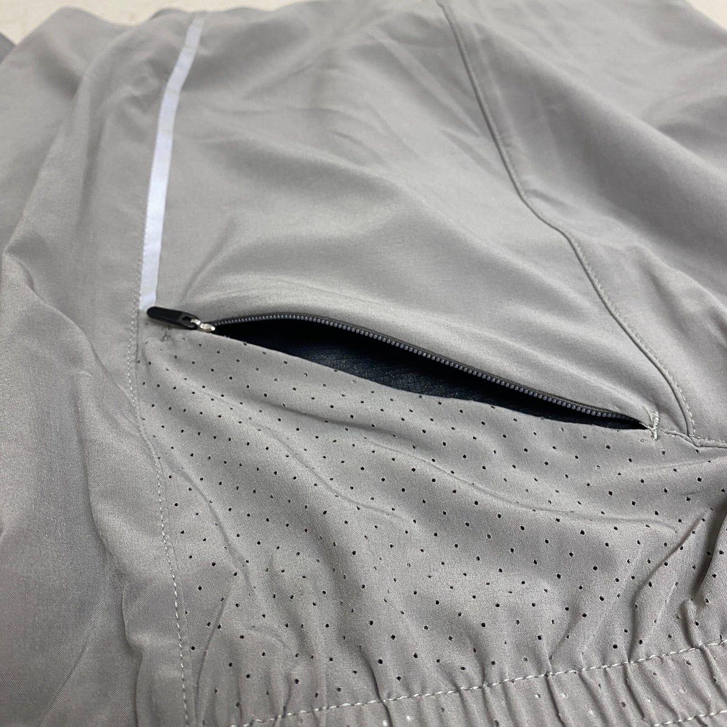 VRST Men's 5â Relaxed Fit Running Accelerate Short  Silver Shadow MAX2315055