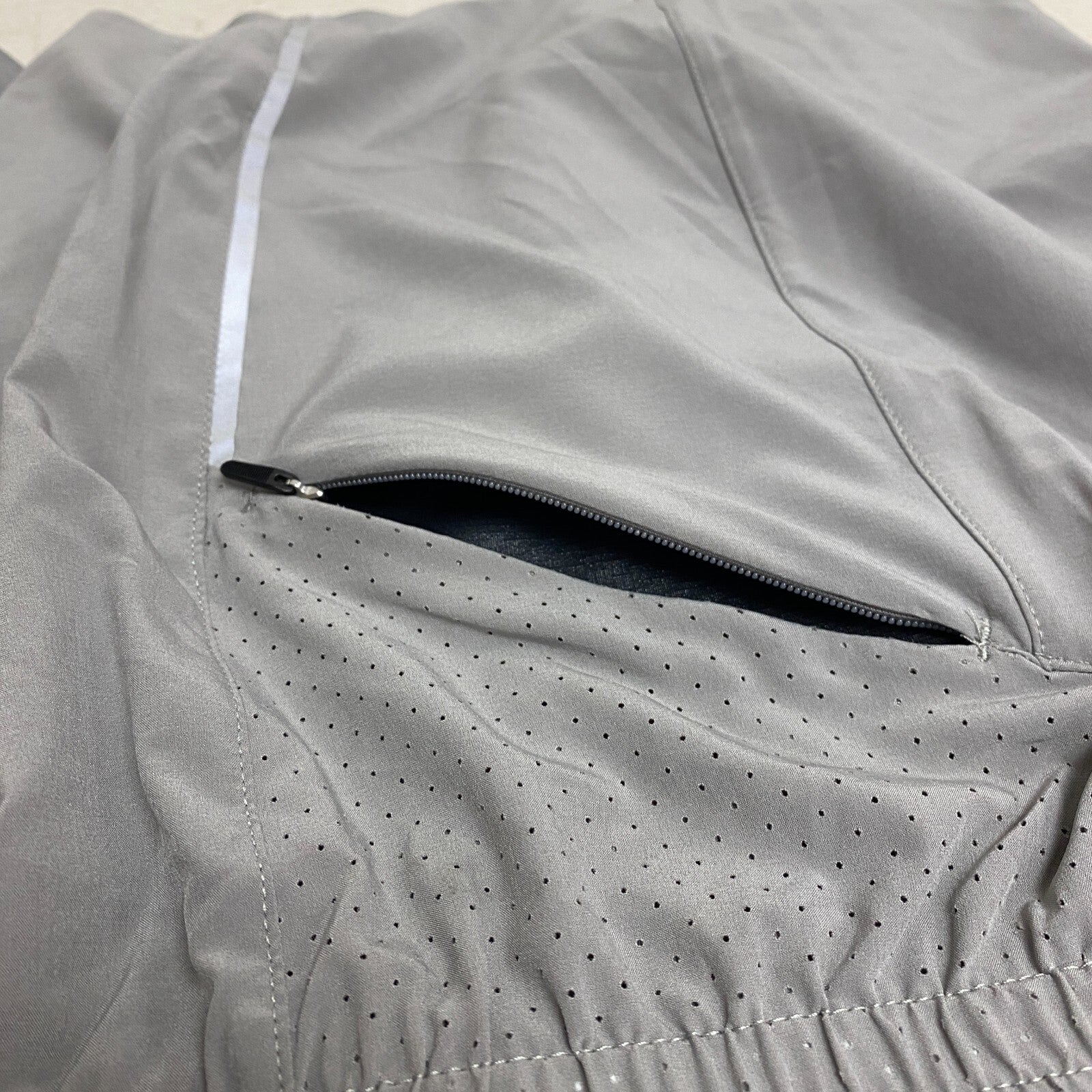 VRST Men's 5â Relaxed Fit Running Accelerate Short  Silver Shadow MAX2315055