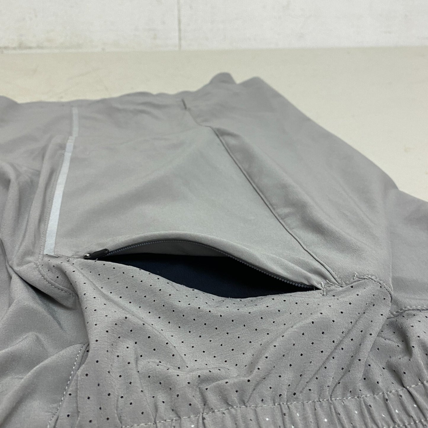 VRST Men's 7â Accelerate Relaxed Running Brief Short Silver Shadow MAX2315057