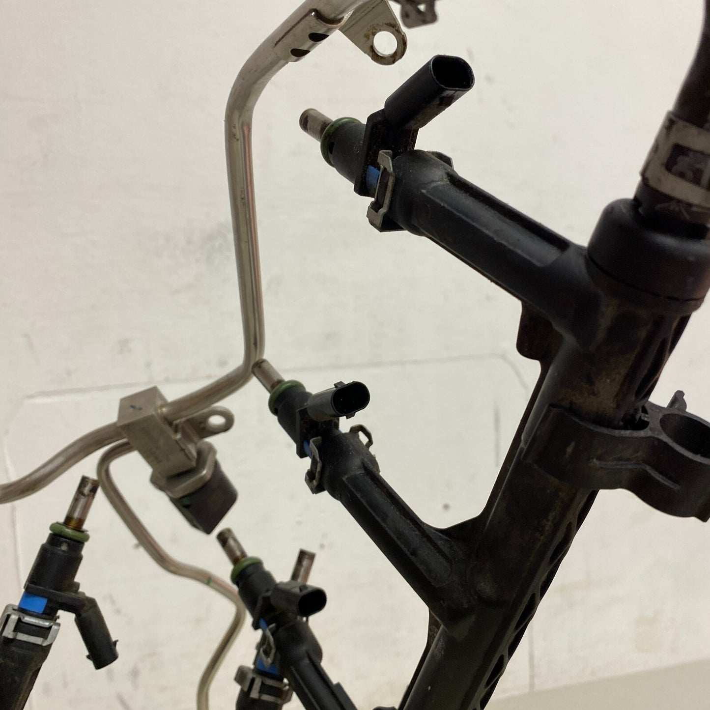 Audi Fuel Supply Distribution Distributor Pipe Line Tube Assem 06E127509AE