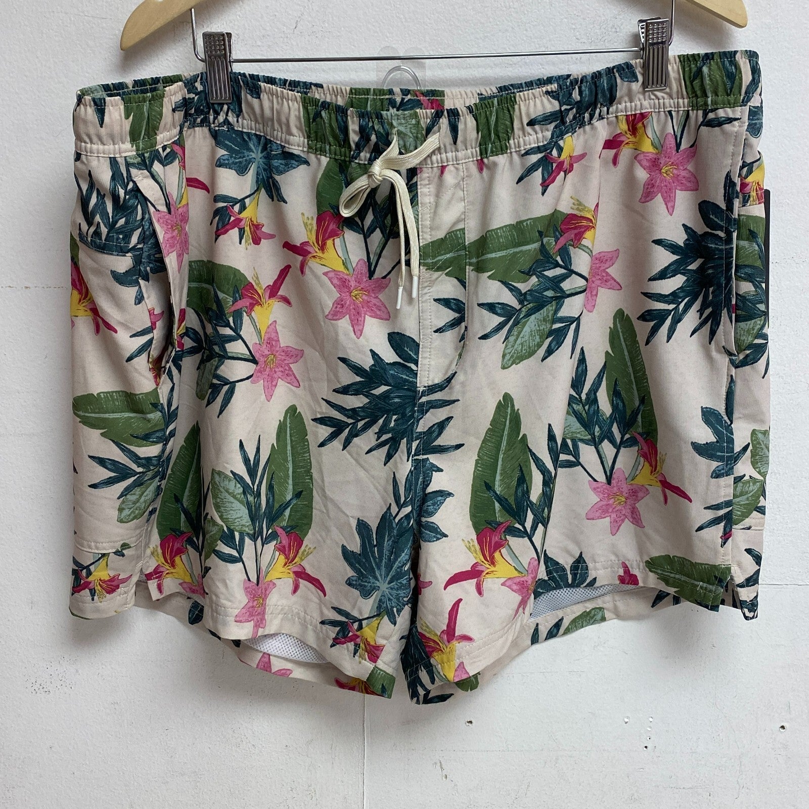 Alpine Design 5 in Menâs Active 5â Pull On Short Painted Jungle Print ADM138