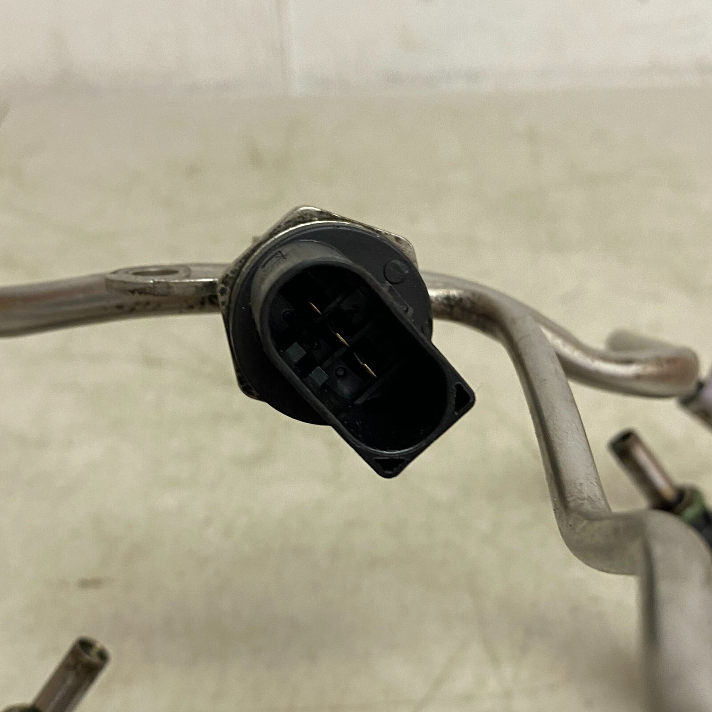 Audi Fuel Supply Distribution Distributor Pipe Line Tube Assem 06E127509AE