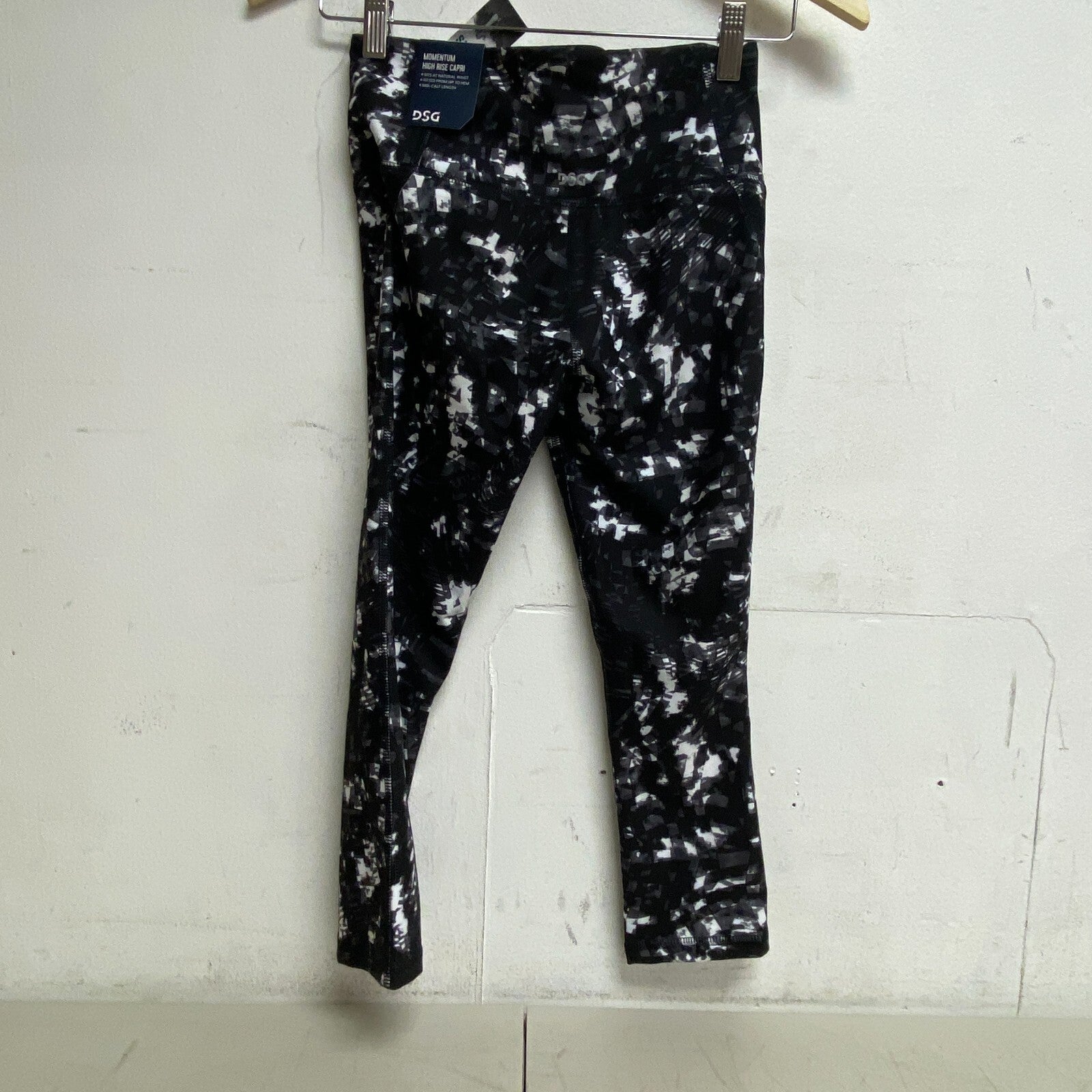 DSG Women's Momentum High Rise Capris Mid-Calf Len Power Surge Black DAW12304PRT