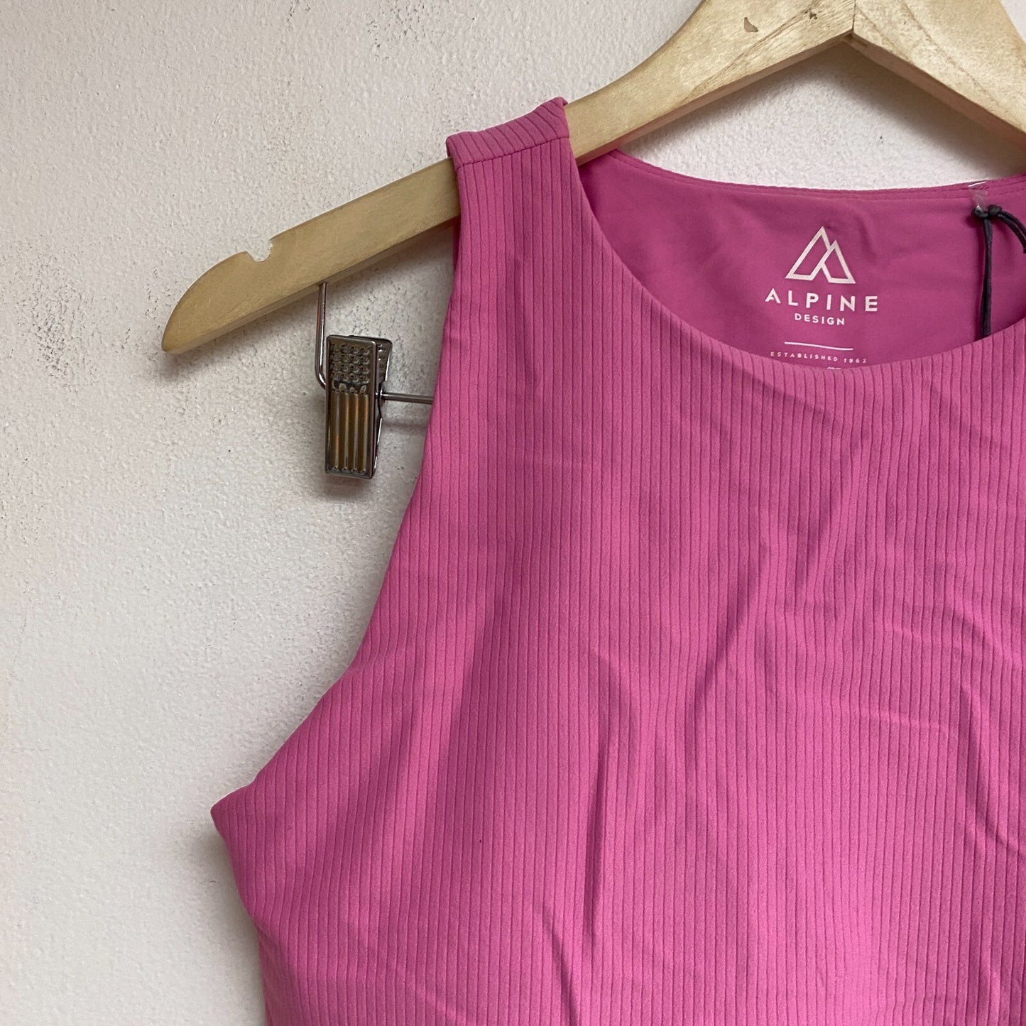 Apline Design Women's W AD Rib Medium Support Crop Tank Dragonfruit ADW12103A