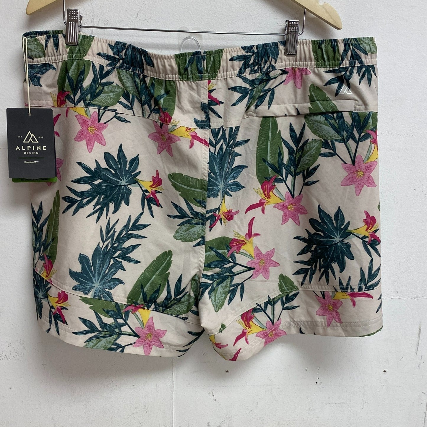 Alpine Design 5 in Menâs Active 5â Pull On Short Painted Jungle Print ADM138