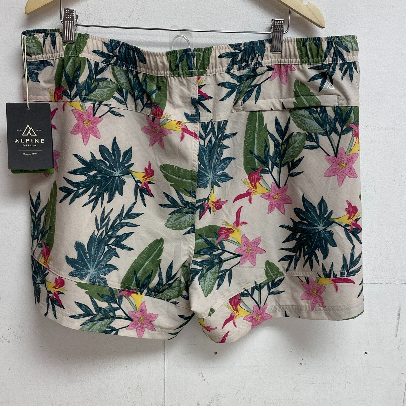 Alpine Design 5 in Menâs Active 5â Pull On Short Painted Jungle Print ADM138