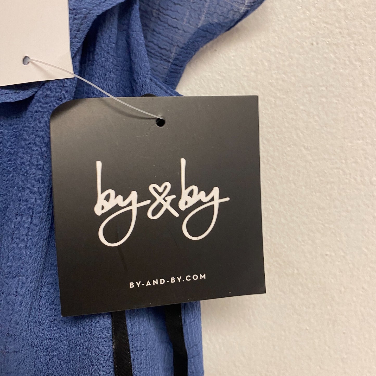 By & By Women's Casual Sheath V-Neck Ruffle Dress Size Large Color: Denim